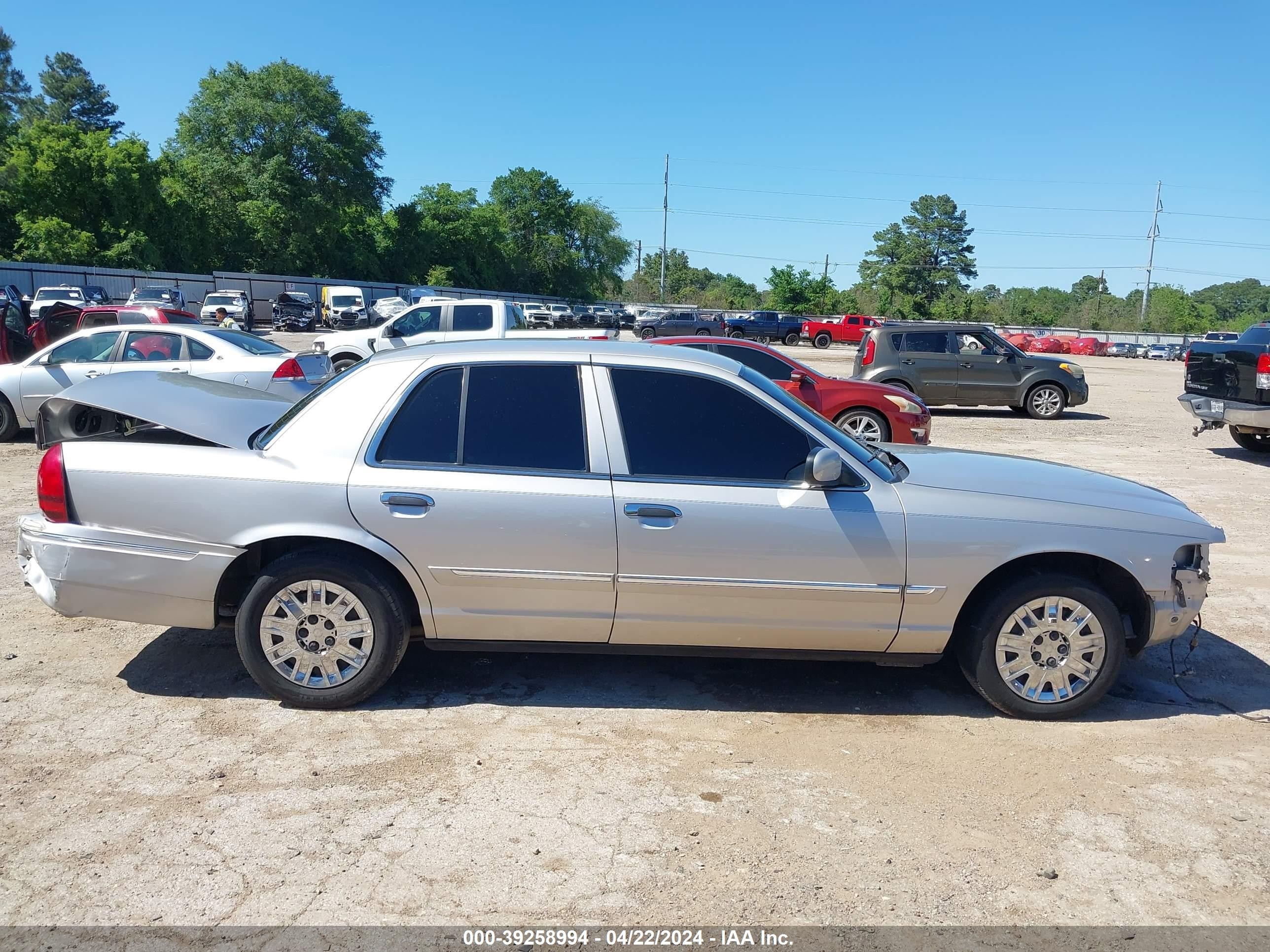 Photo 13 VIN: 2MEFM74V18X611003 - MERCURY GRAND MARQUIS 