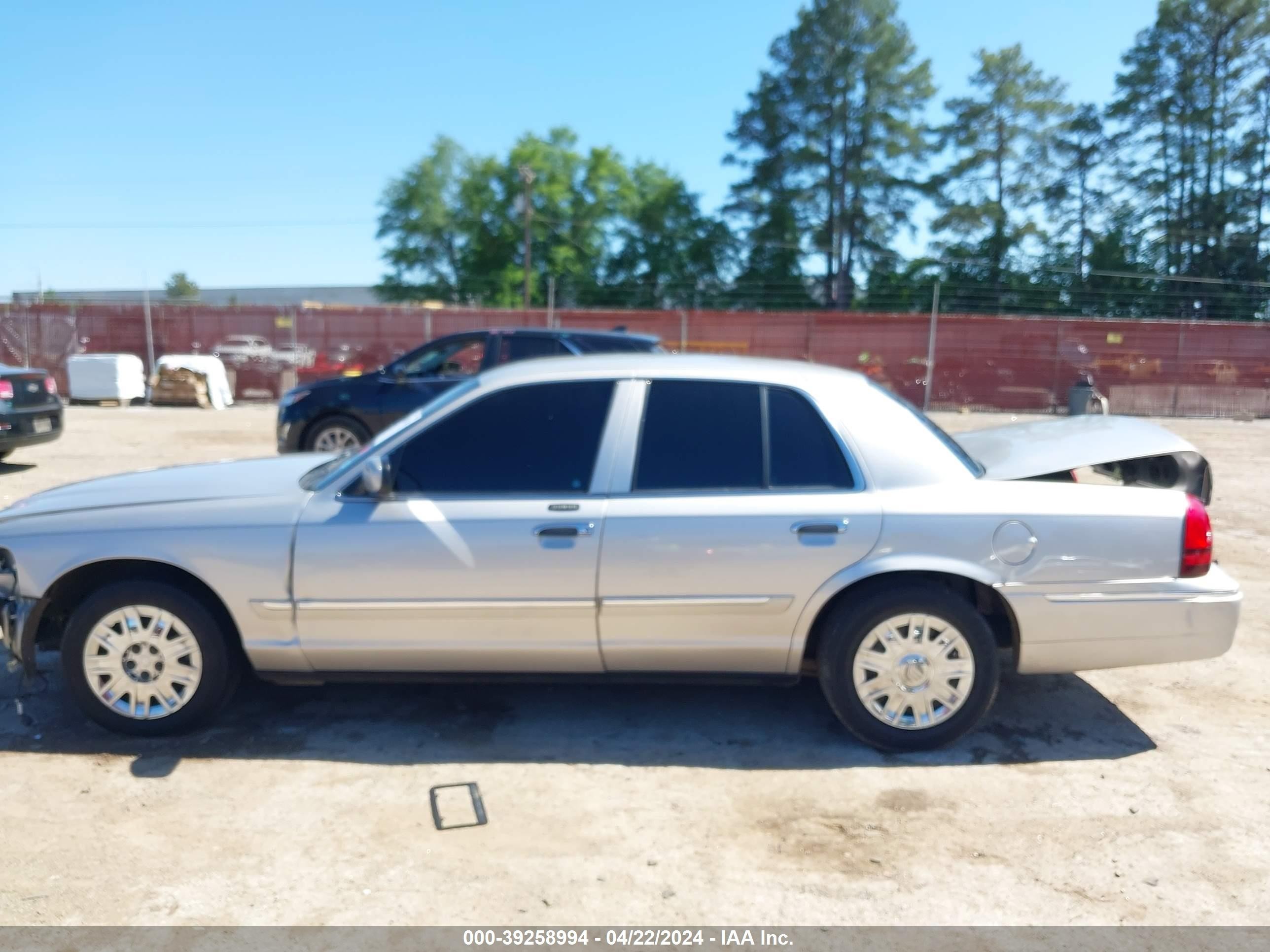 Photo 14 VIN: 2MEFM74V18X611003 - MERCURY GRAND MARQUIS 