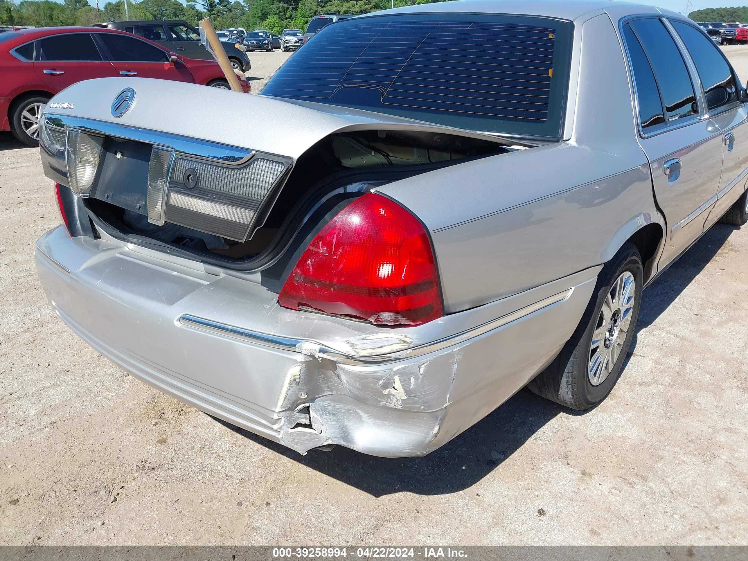 Photo 17 VIN: 2MEFM74V18X611003 - MERCURY GRAND MARQUIS 