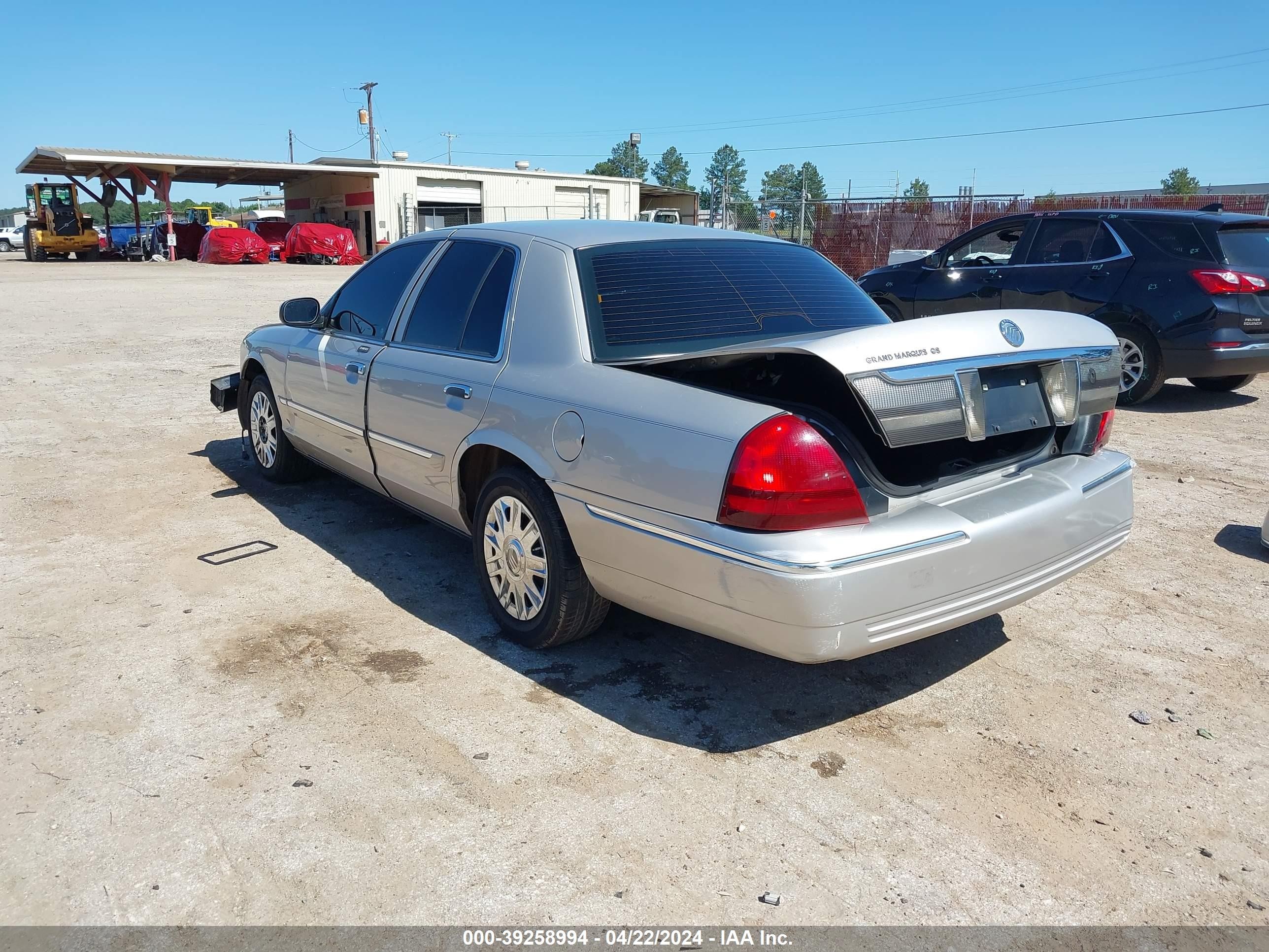 Photo 2 VIN: 2MEFM74V18X611003 - MERCURY GRAND MARQUIS 