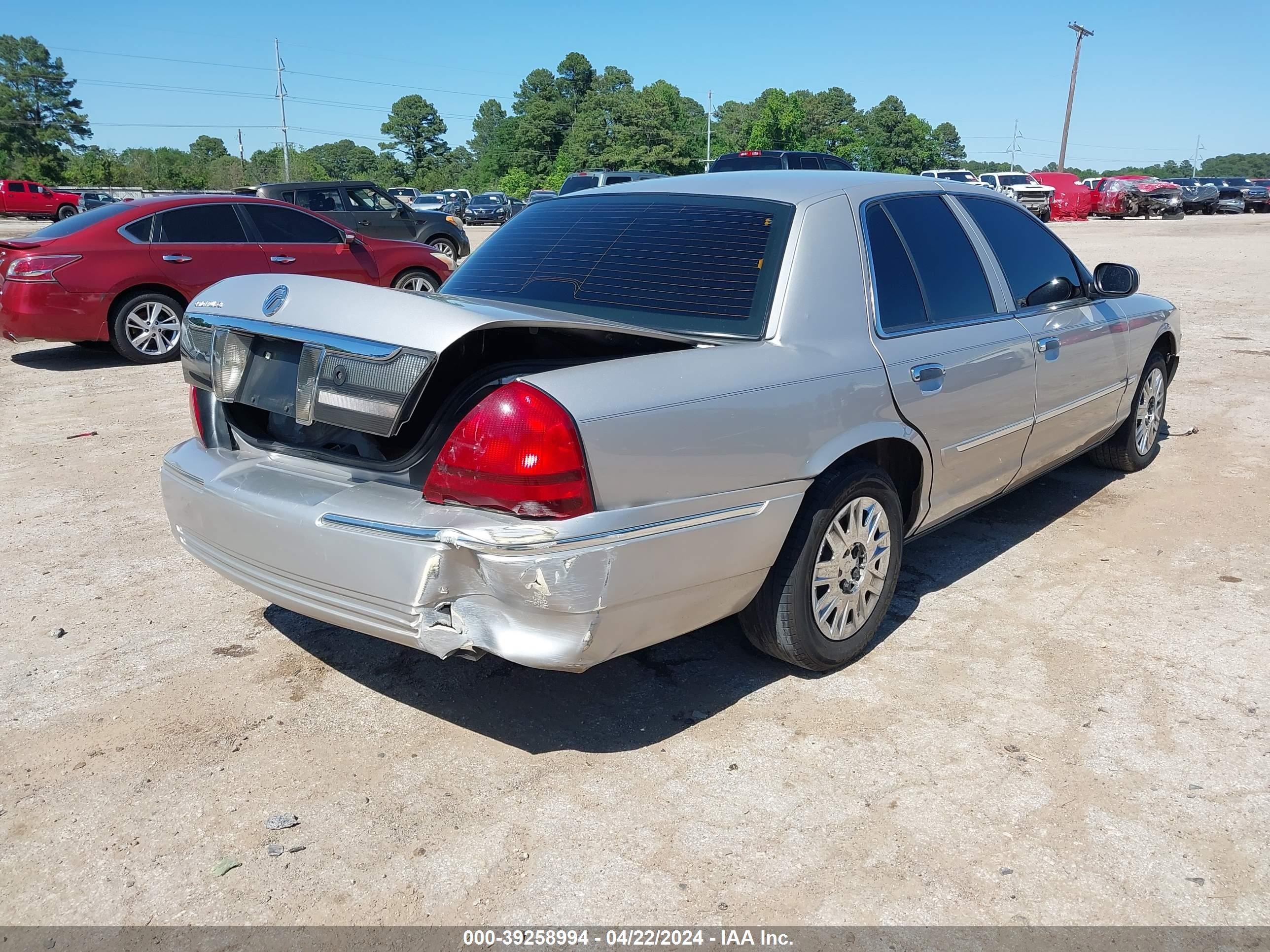 Photo 3 VIN: 2MEFM74V18X611003 - MERCURY GRAND MARQUIS 