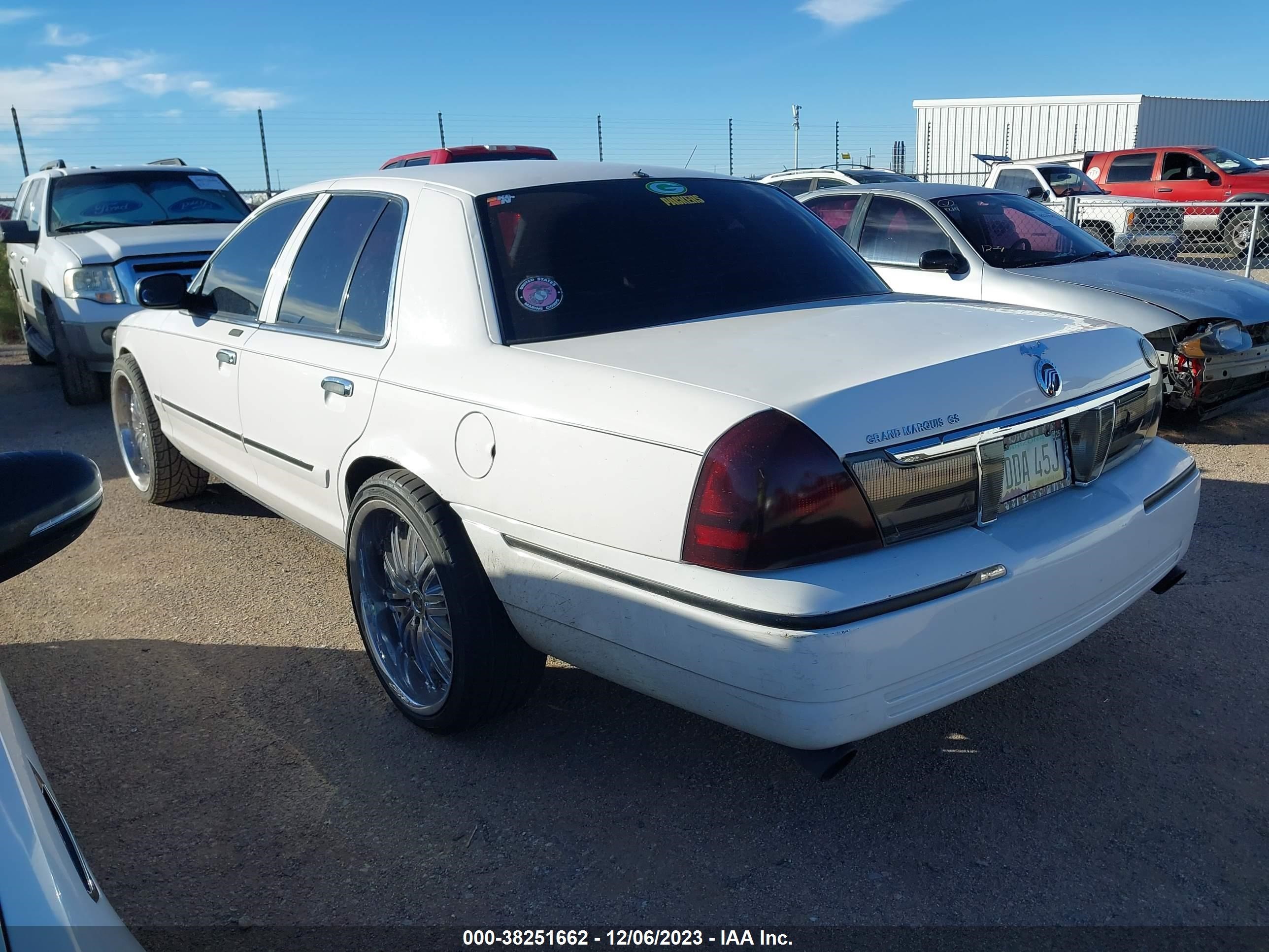 Photo 2 VIN: 2MEFM74V37X606447 - MERCURY GRAND MARQUIS 