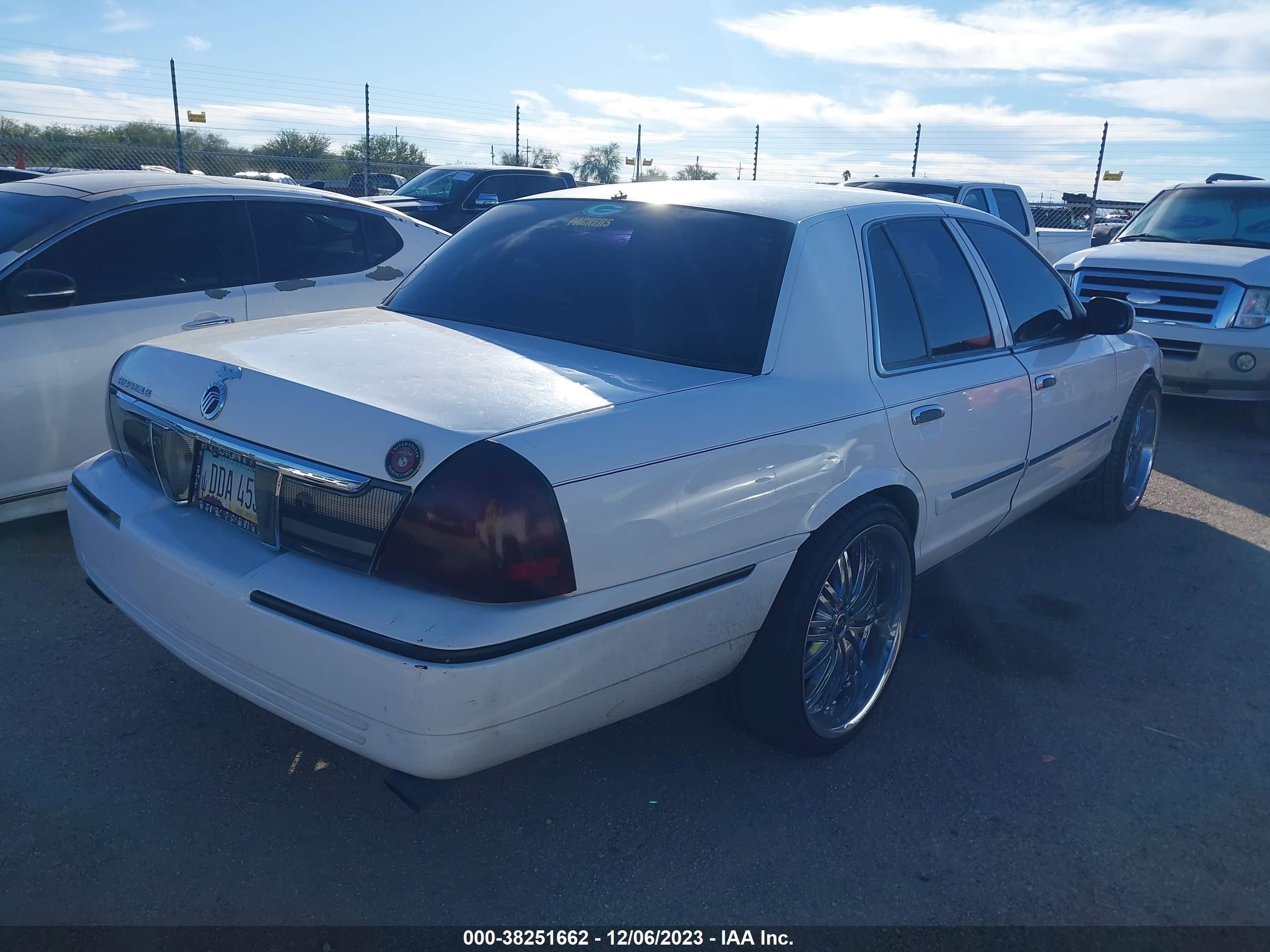 Photo 3 VIN: 2MEFM74V37X606447 - MERCURY GRAND MARQUIS 