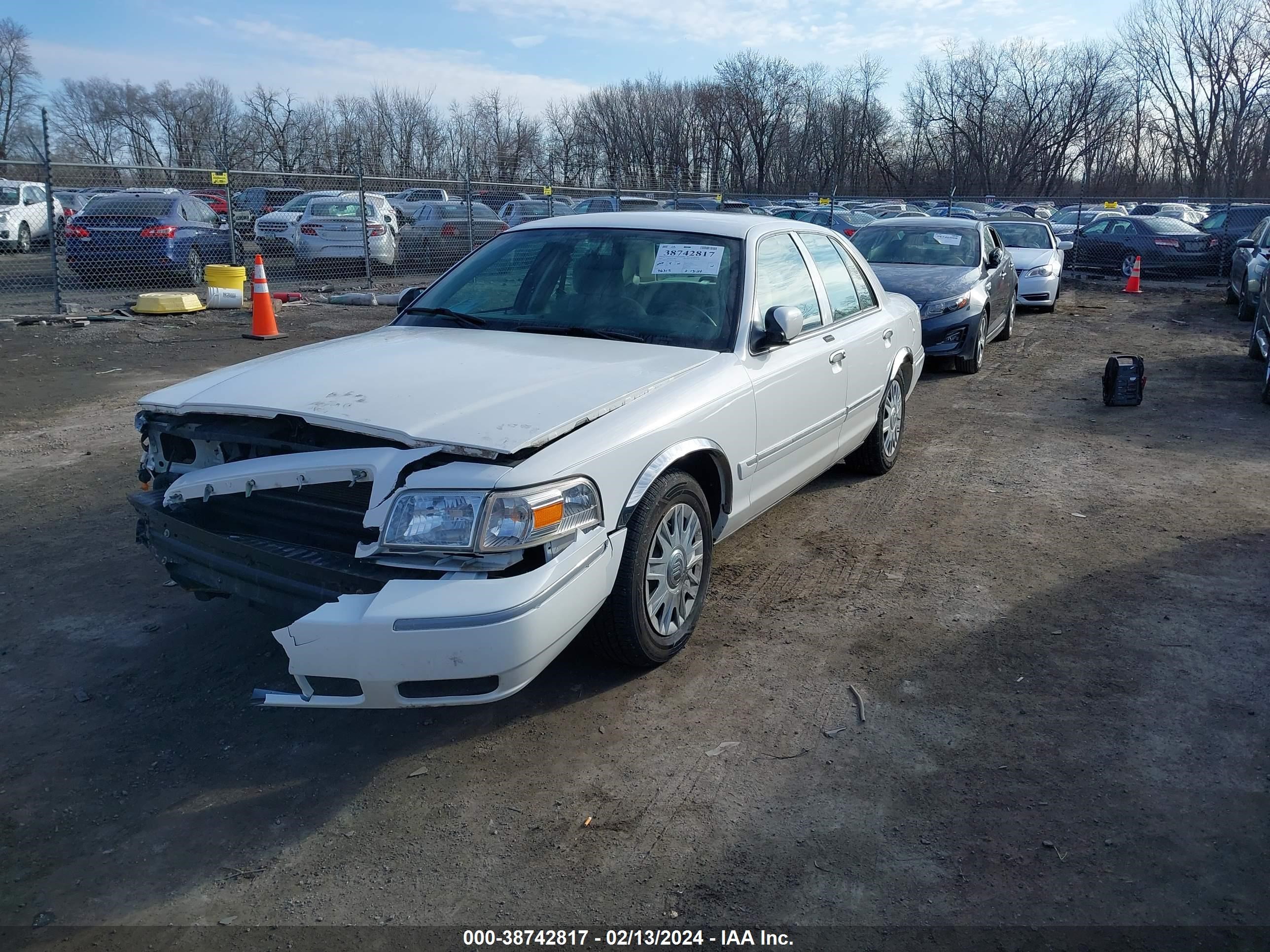 Photo 1 VIN: 2MEFM74V47X617375 - MERCURY GRAND MARQUIS 