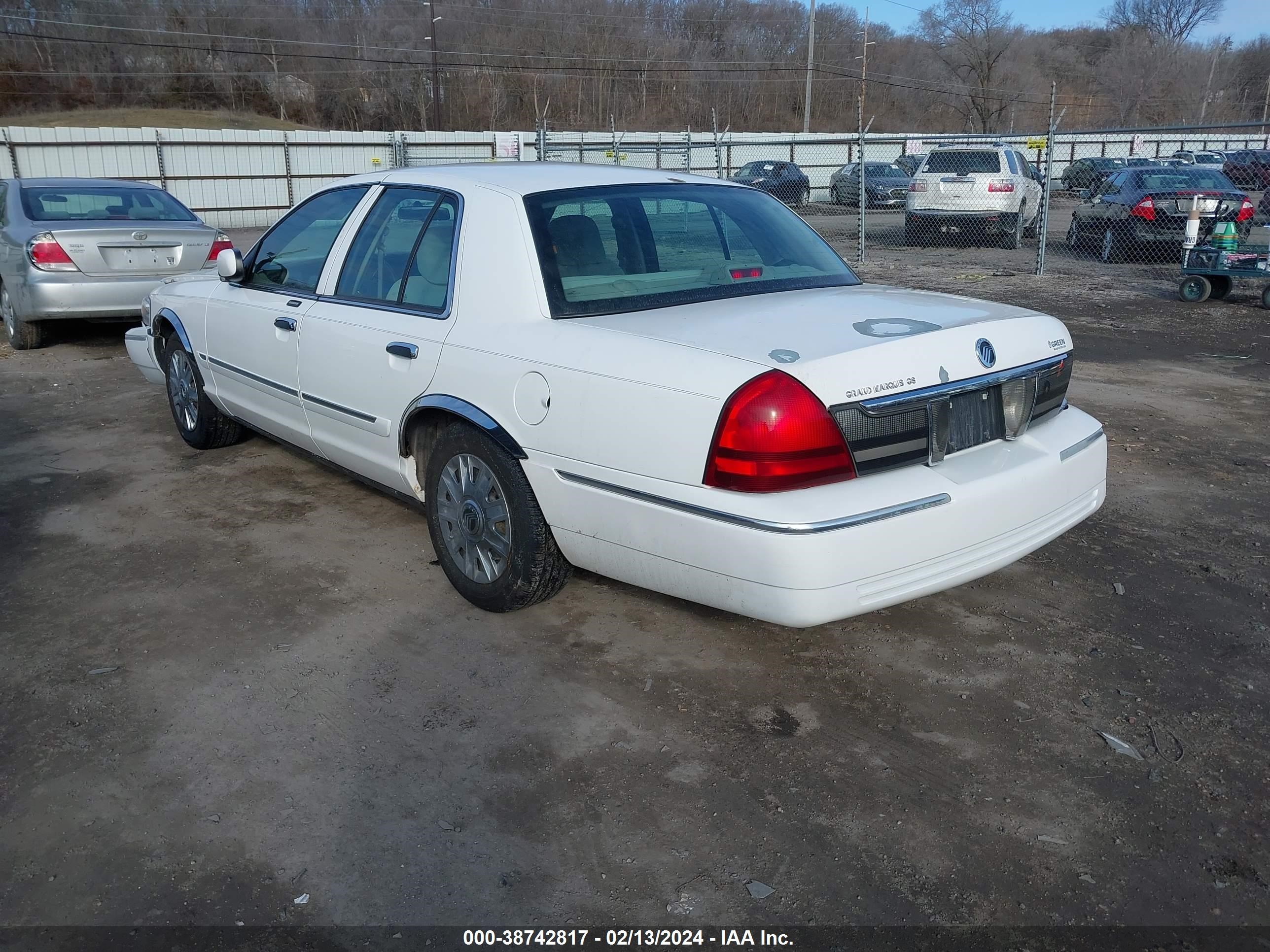 Photo 2 VIN: 2MEFM74V47X617375 - MERCURY GRAND MARQUIS 