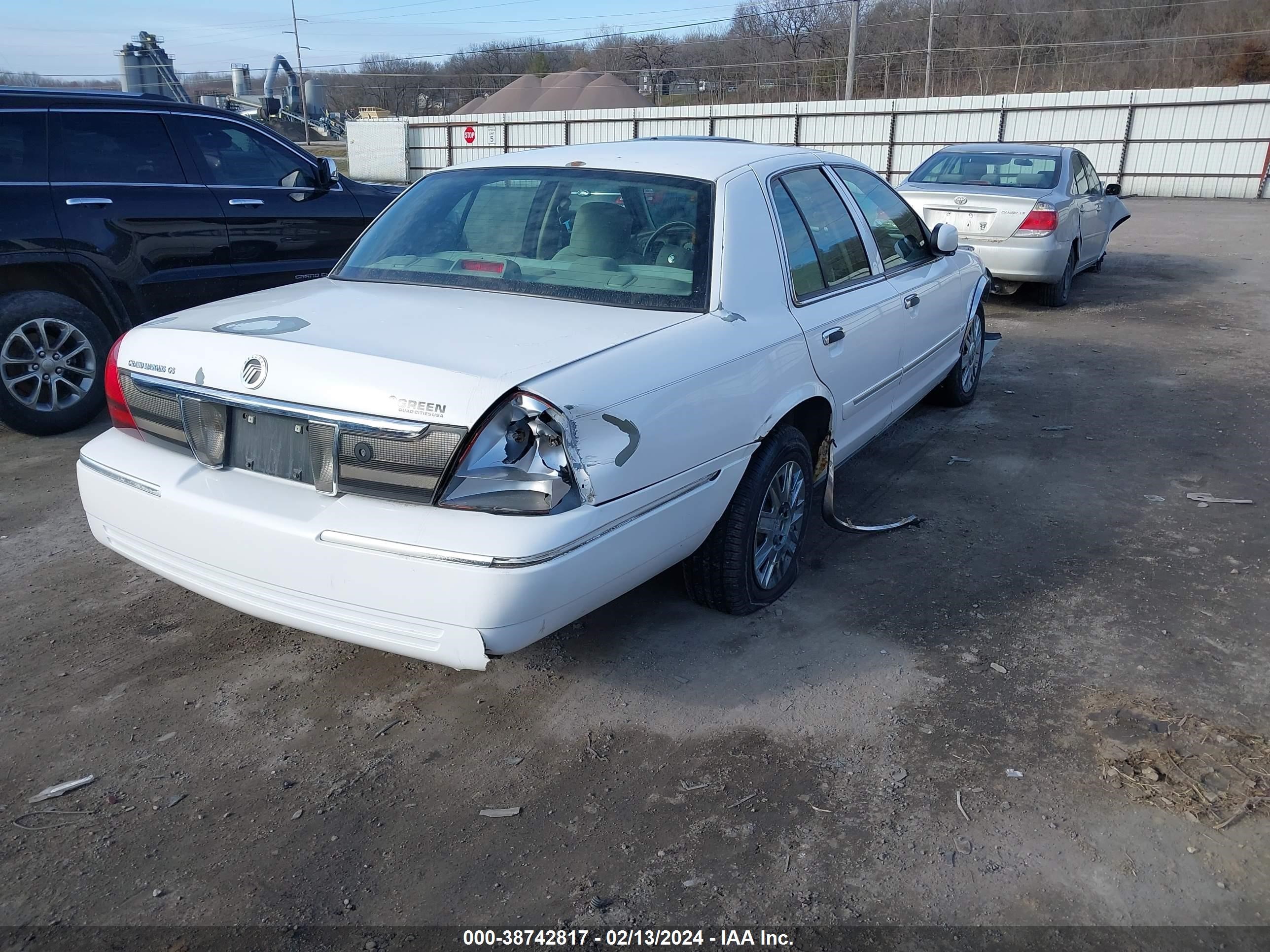 Photo 3 VIN: 2MEFM74V47X617375 - MERCURY GRAND MARQUIS 