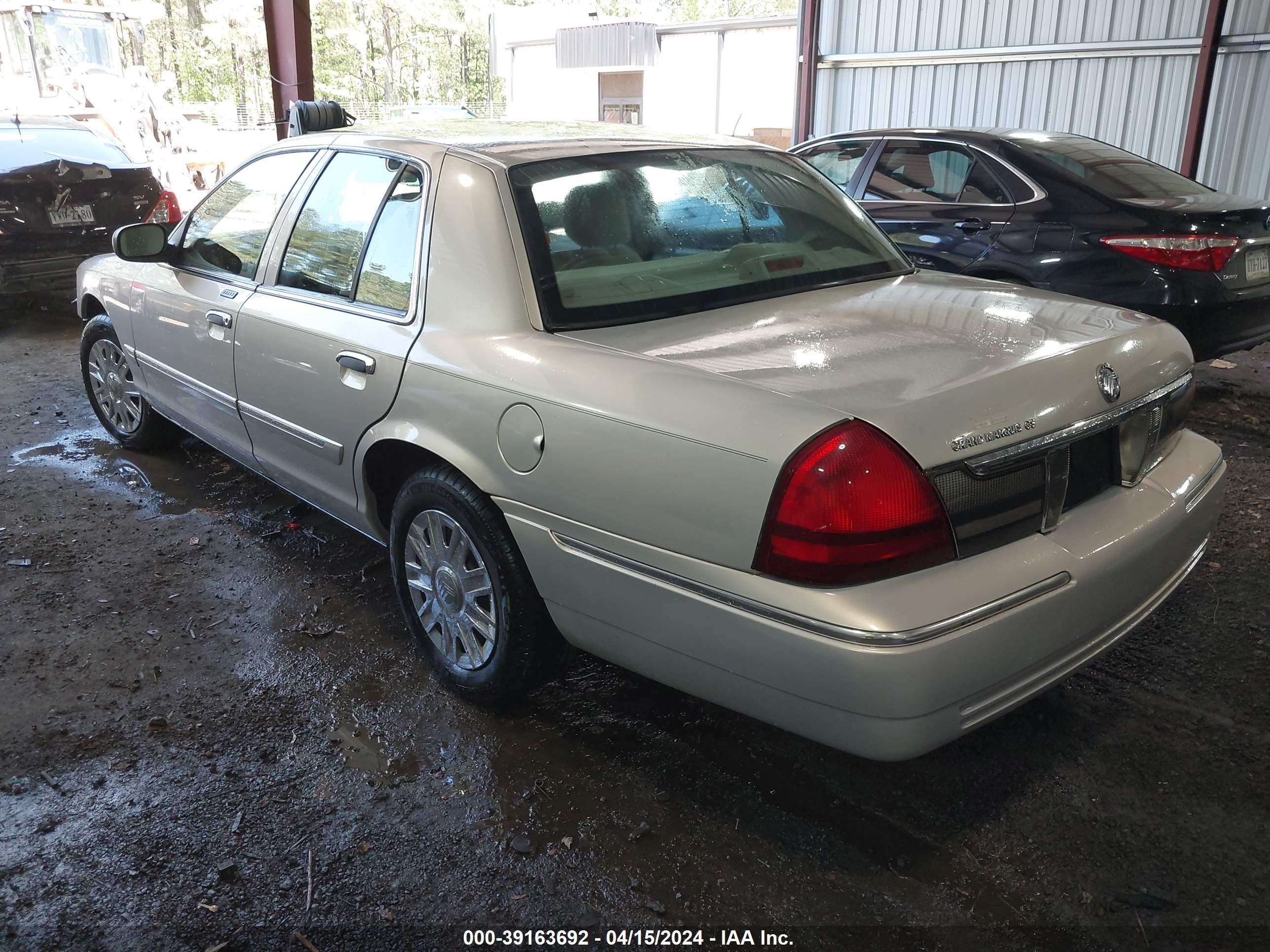 Photo 2 VIN: 2MEFM74V58X608976 - MERCURY GRAND MARQUIS 