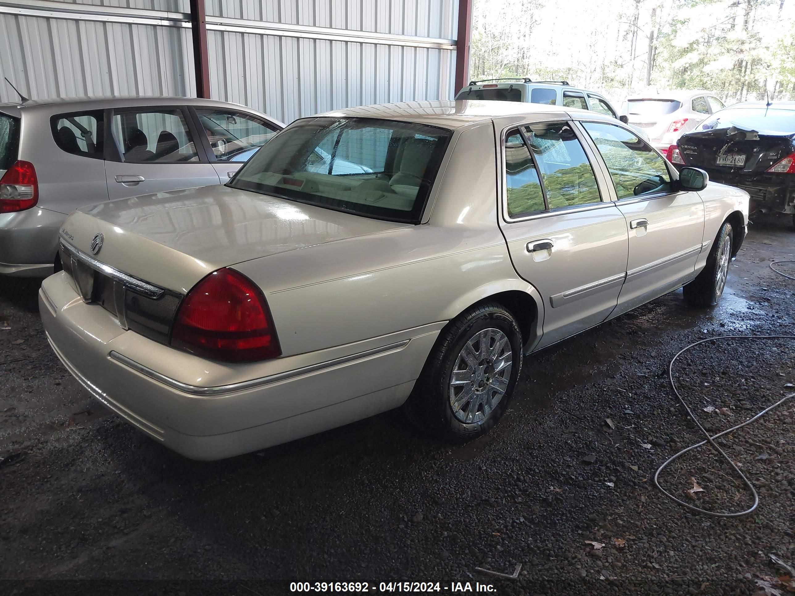 Photo 3 VIN: 2MEFM74V58X608976 - MERCURY GRAND MARQUIS 