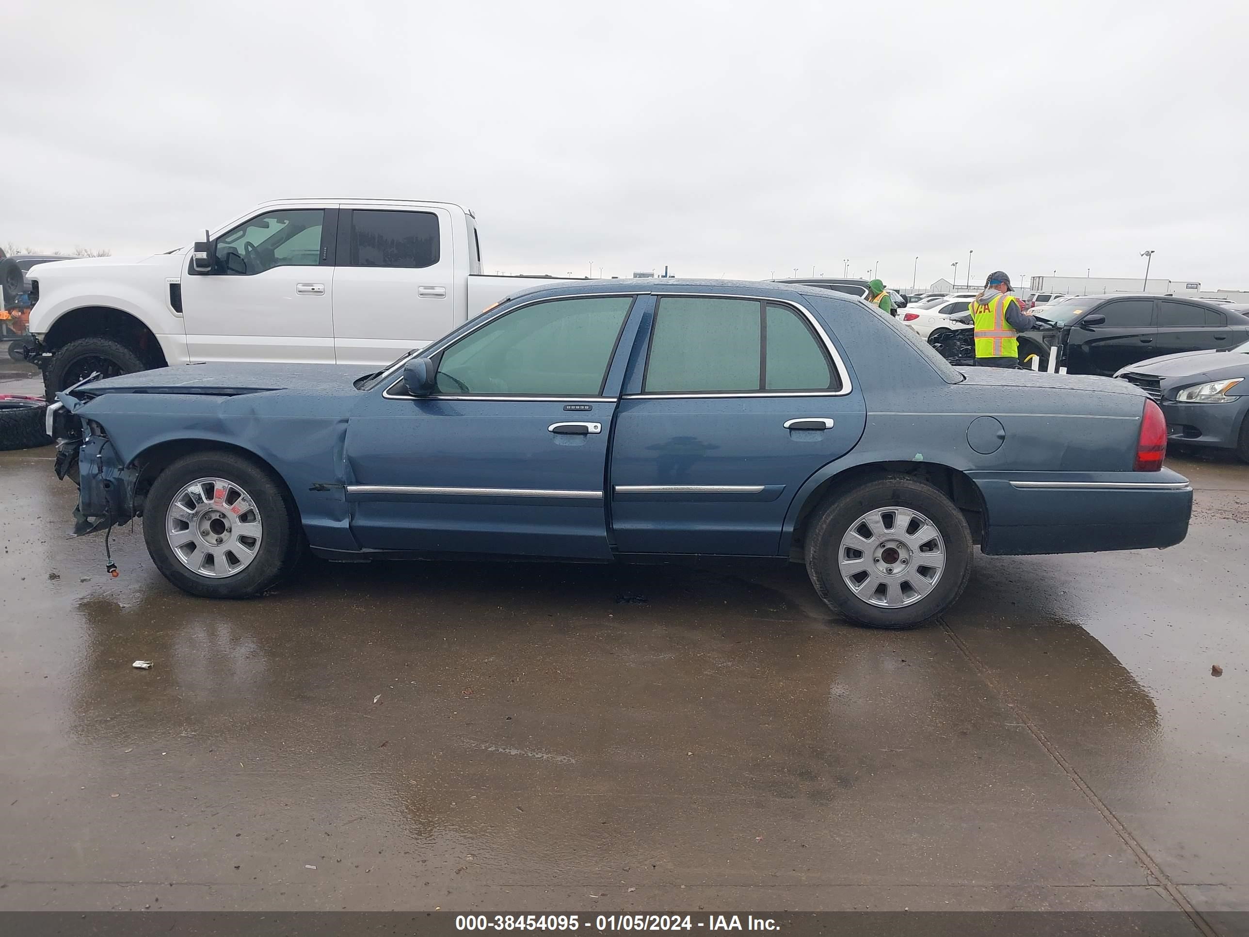 Photo 13 VIN: 2MEFM74V58X615250 - MERCURY GRAND MARQUIS 