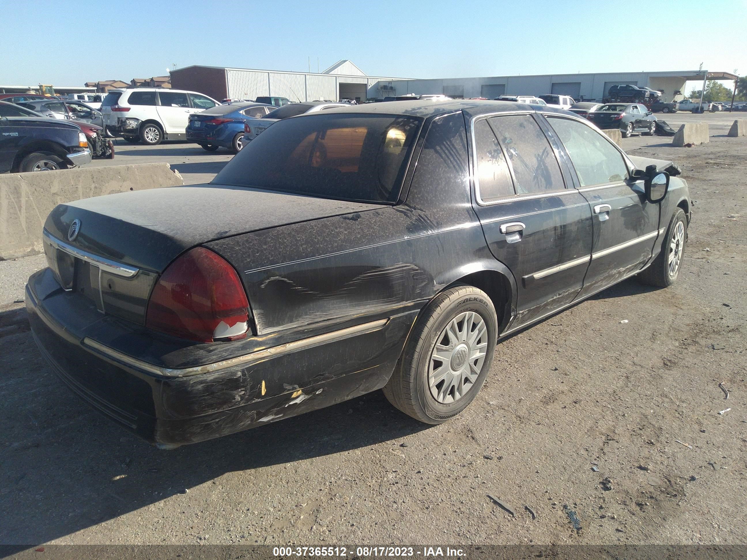 Photo 3 VIN: 2MEFM74V58X623218 - MERCURY GRAND MARQUIS 