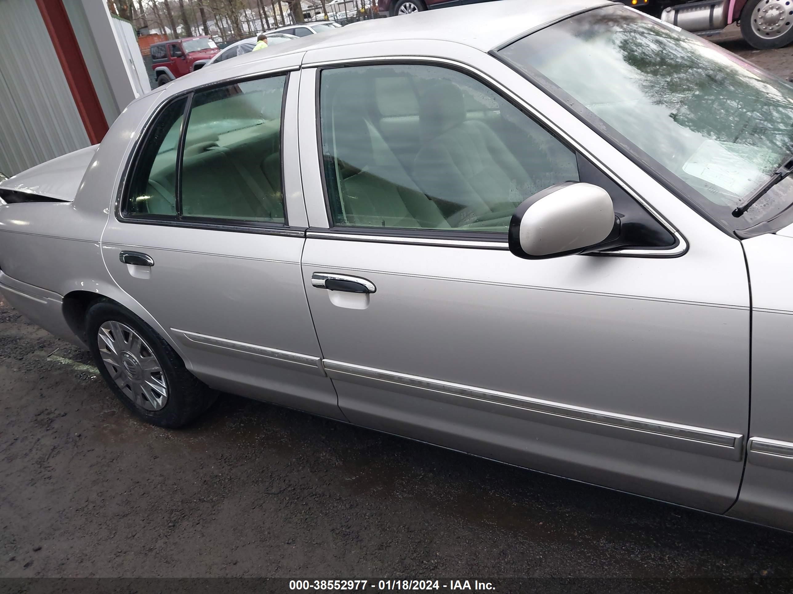 Photo 12 VIN: 2MEFM74V67X606412 - MERCURY GRAND MARQUIS 