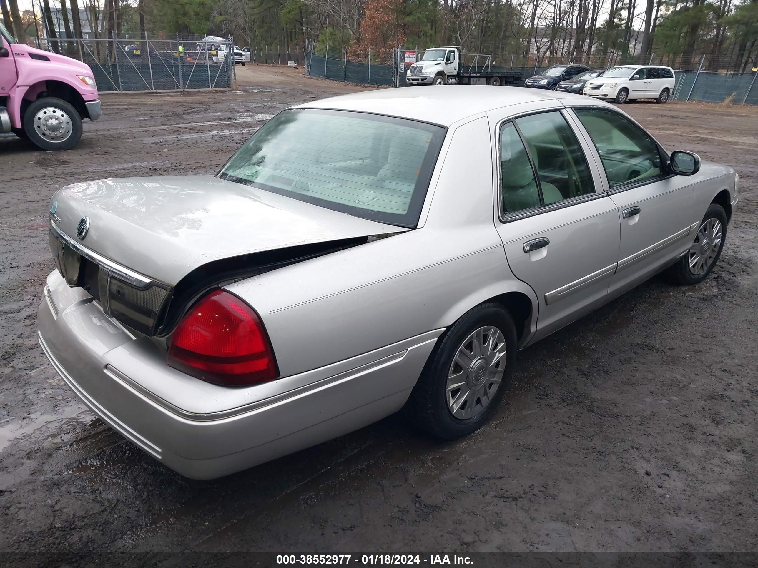 Photo 3 VIN: 2MEFM74V67X606412 - MERCURY GRAND MARQUIS 