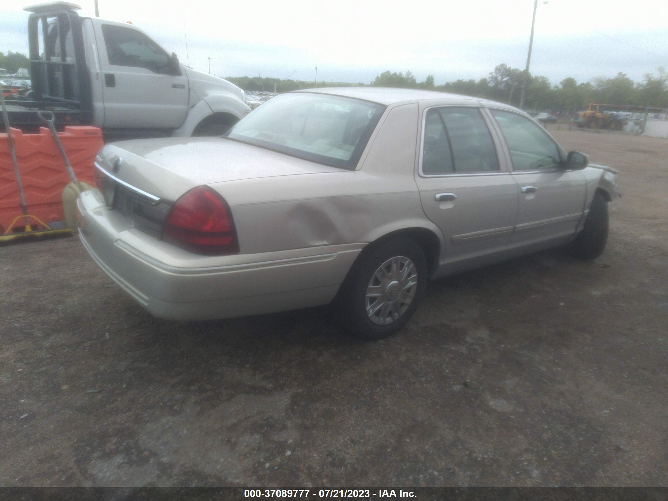 Photo 3 VIN: 2MEFM74V76X614503 - MERCURY GRAND MARQUIS 