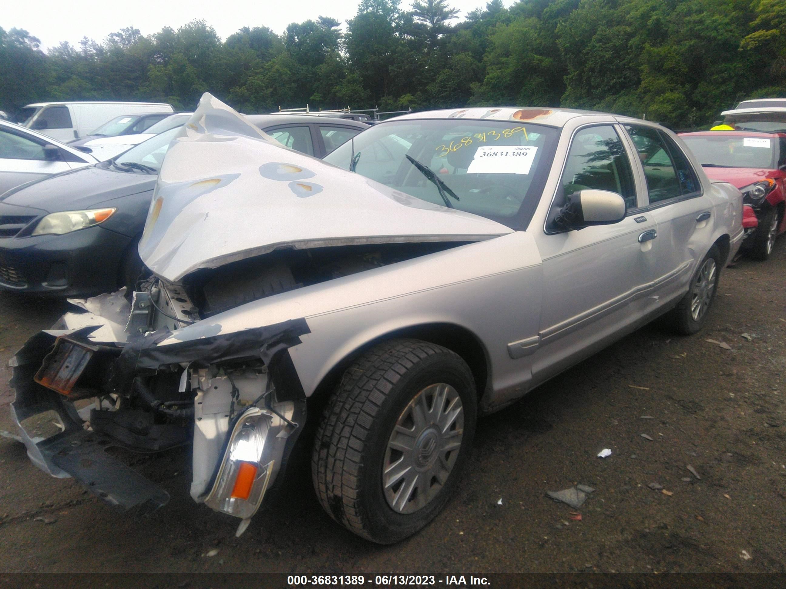 Photo 1 VIN: 2MEFM74V88X614755 - MERCURY GRAND MARQUIS 