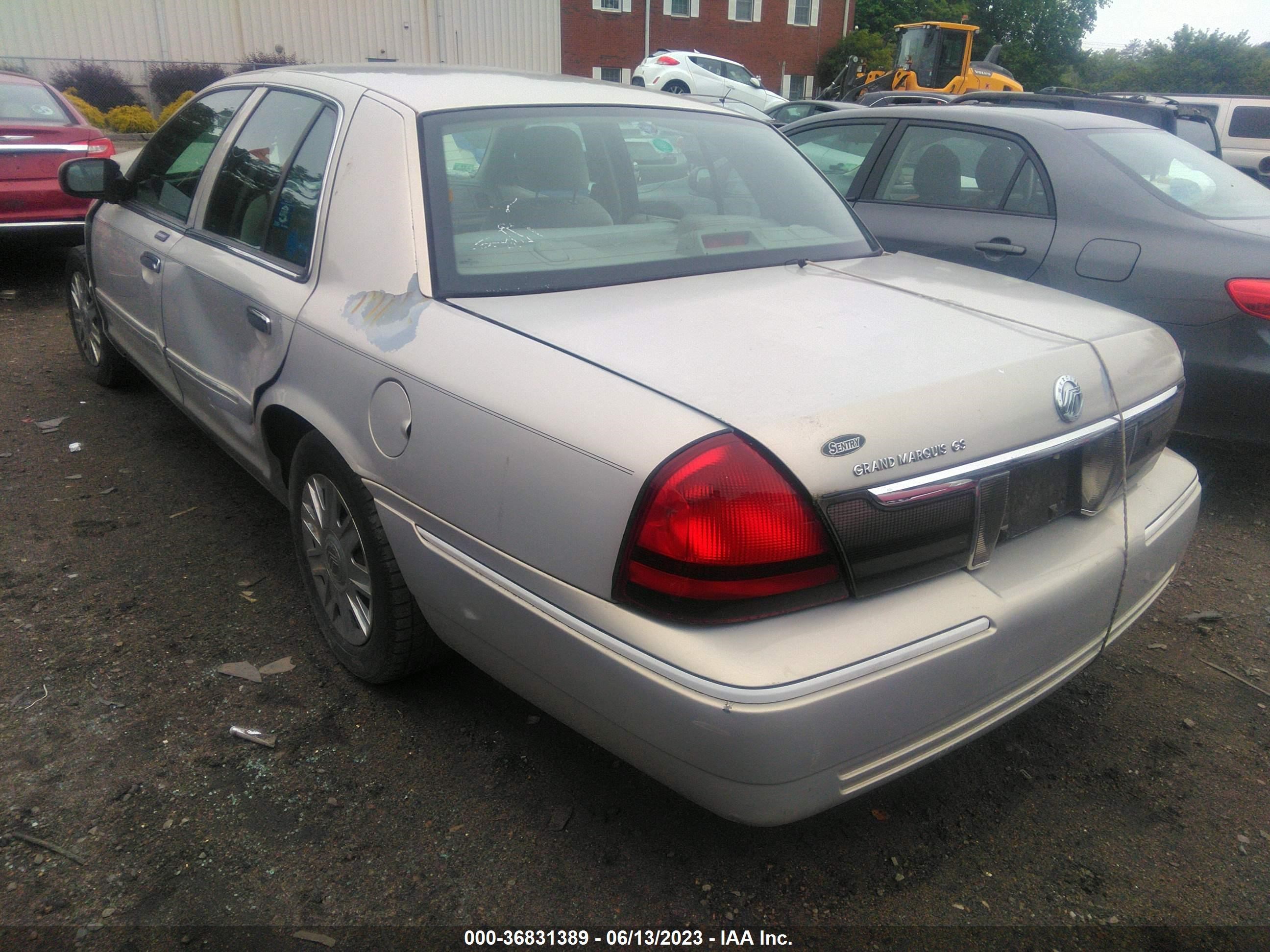 Photo 2 VIN: 2MEFM74V88X614755 - MERCURY GRAND MARQUIS 