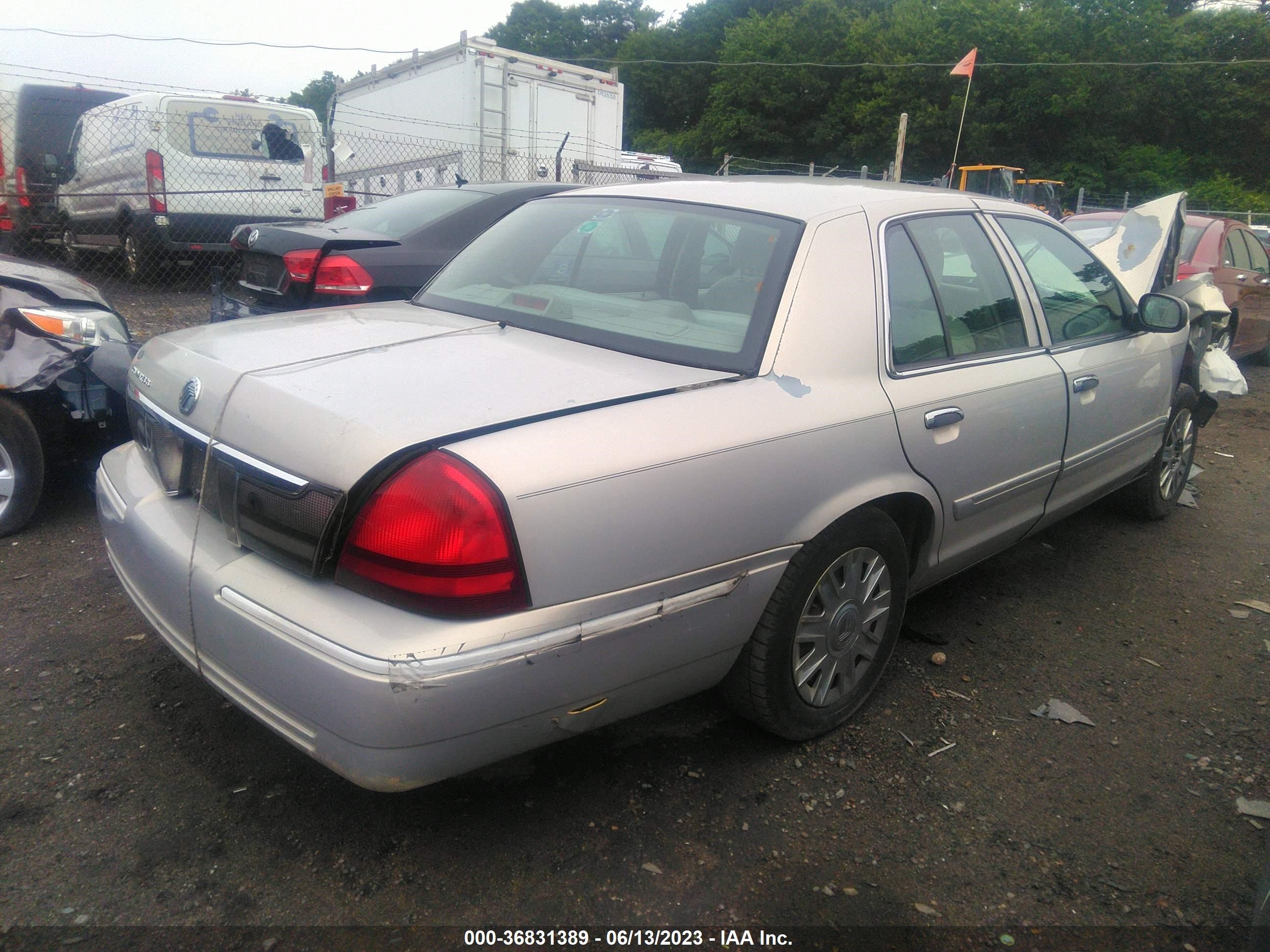 Photo 3 VIN: 2MEFM74V88X614755 - MERCURY GRAND MARQUIS 