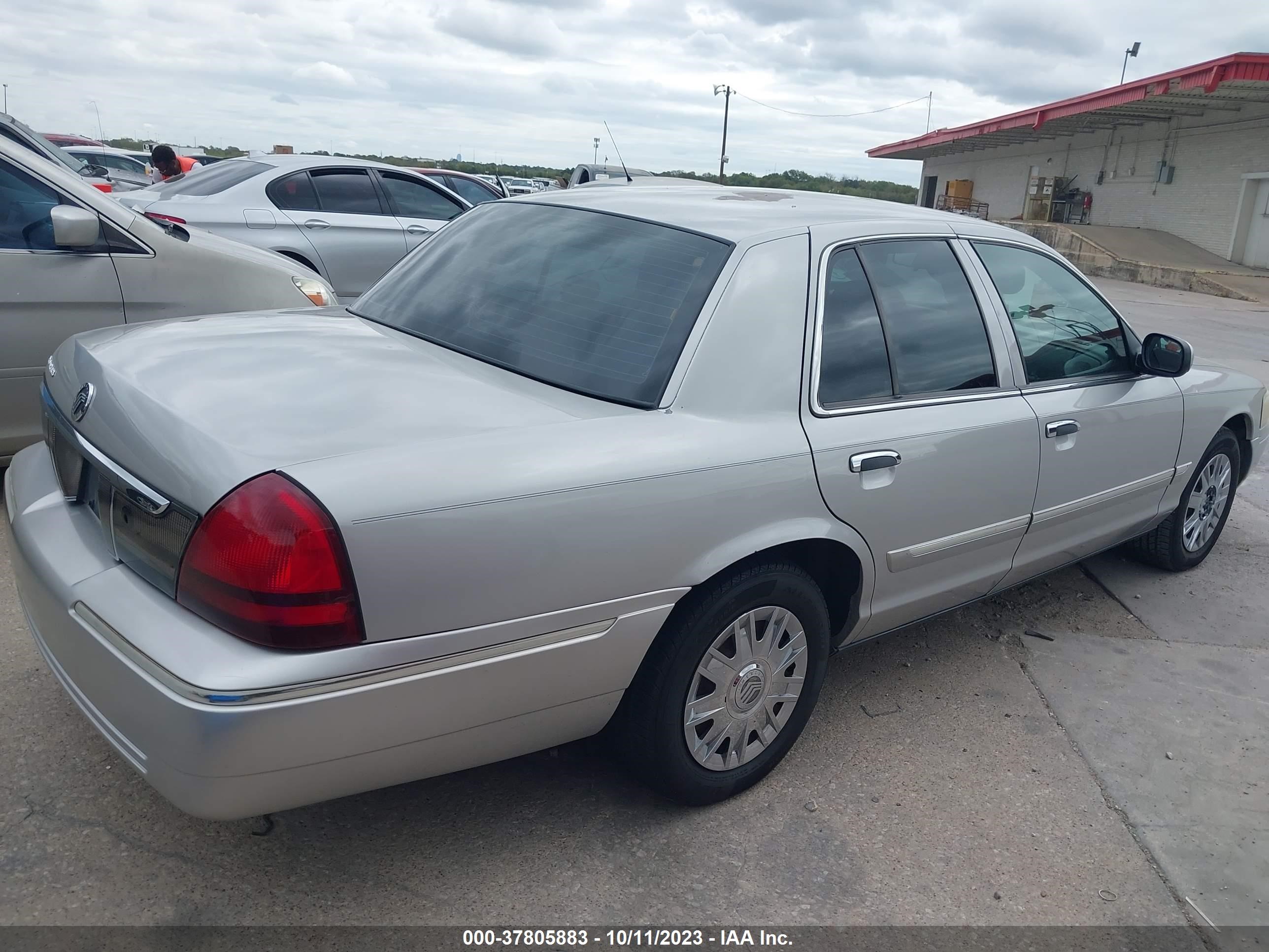 Photo 3 VIN: 2MEFM74V97X614617 - MERCURY GRAND MARQUIS 