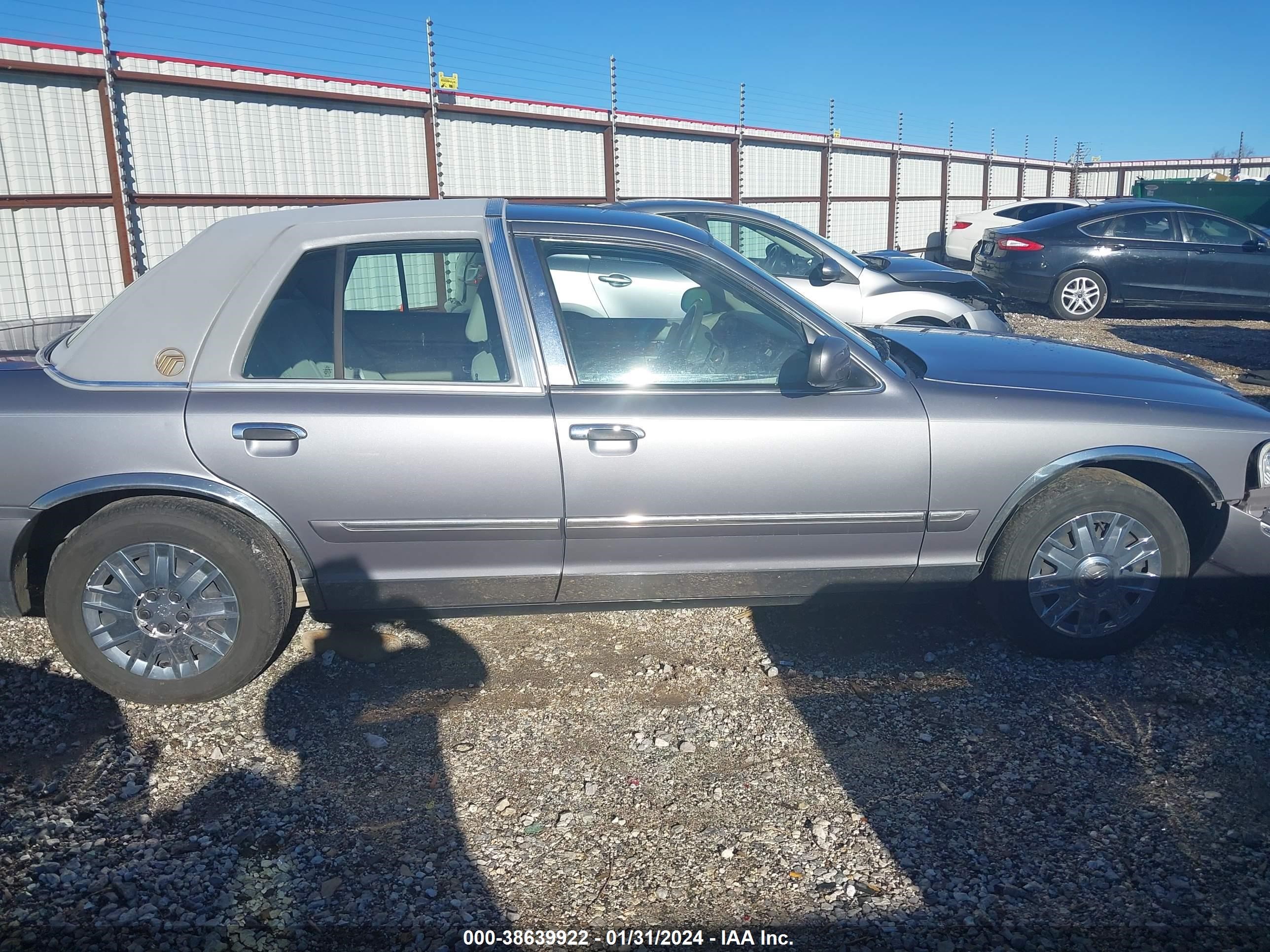 Photo 13 VIN: 2MEFM74VX6X606380 - MERCURY GRAND MARQUIS 