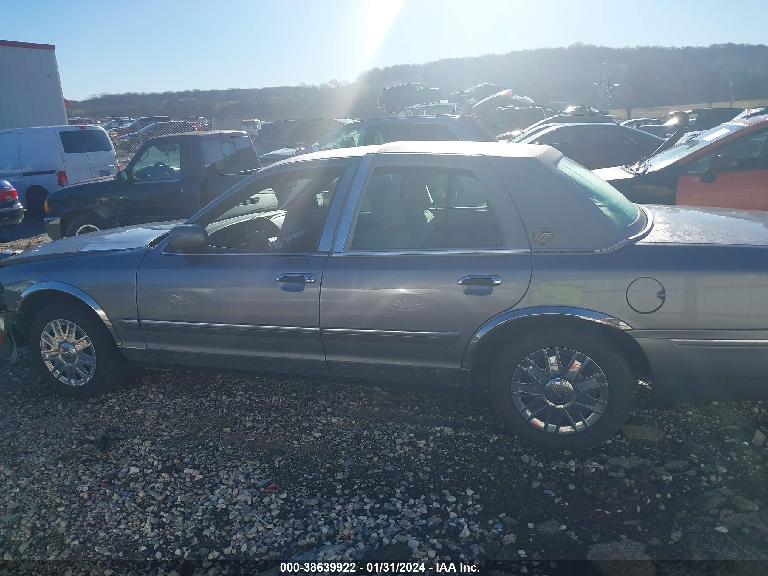 Photo 14 VIN: 2MEFM74VX6X606380 - MERCURY GRAND MARQUIS 