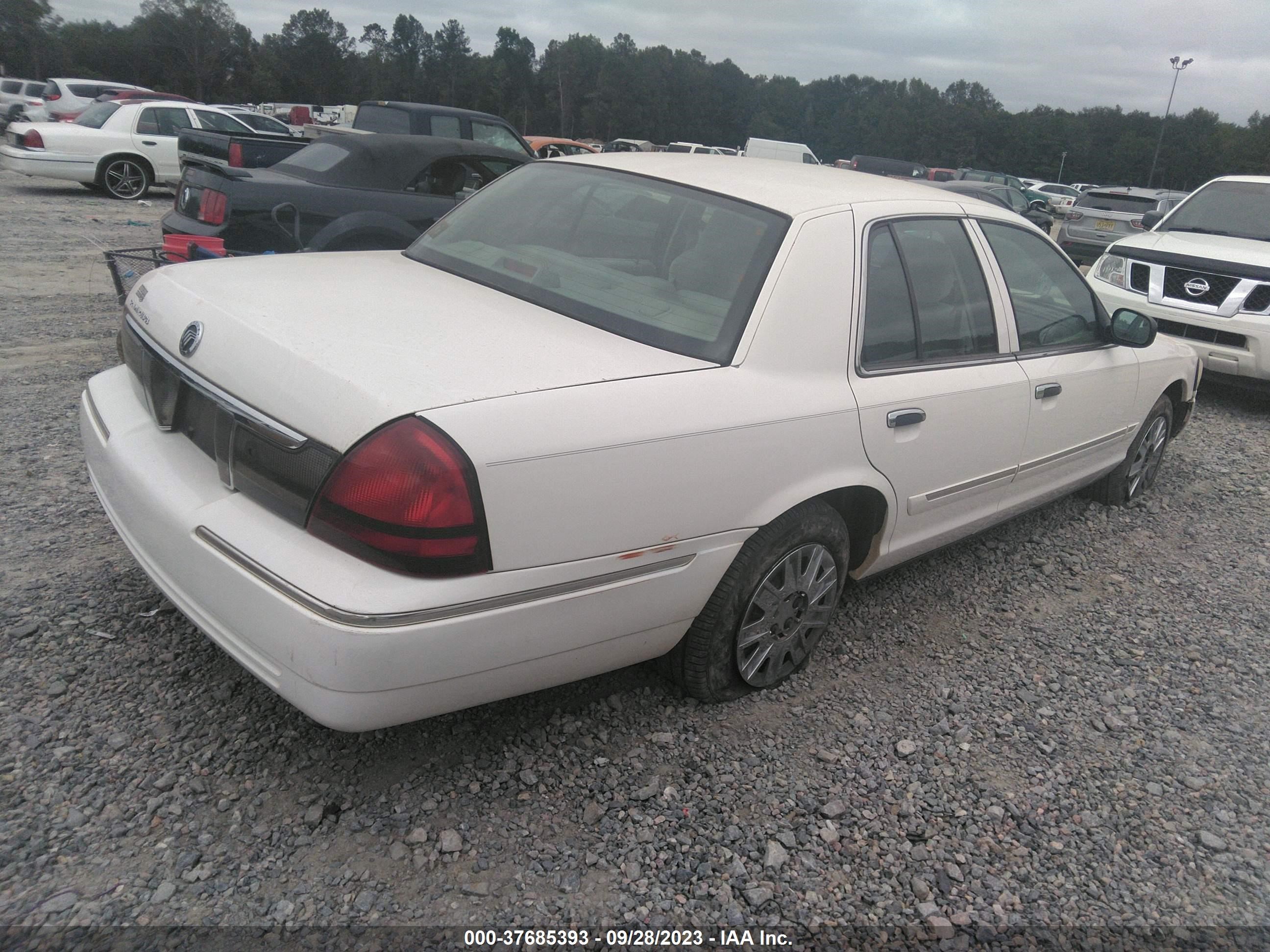 Photo 3 VIN: 2MEFM74VX7X621432 - MERCURY GRAND MARQUIS 