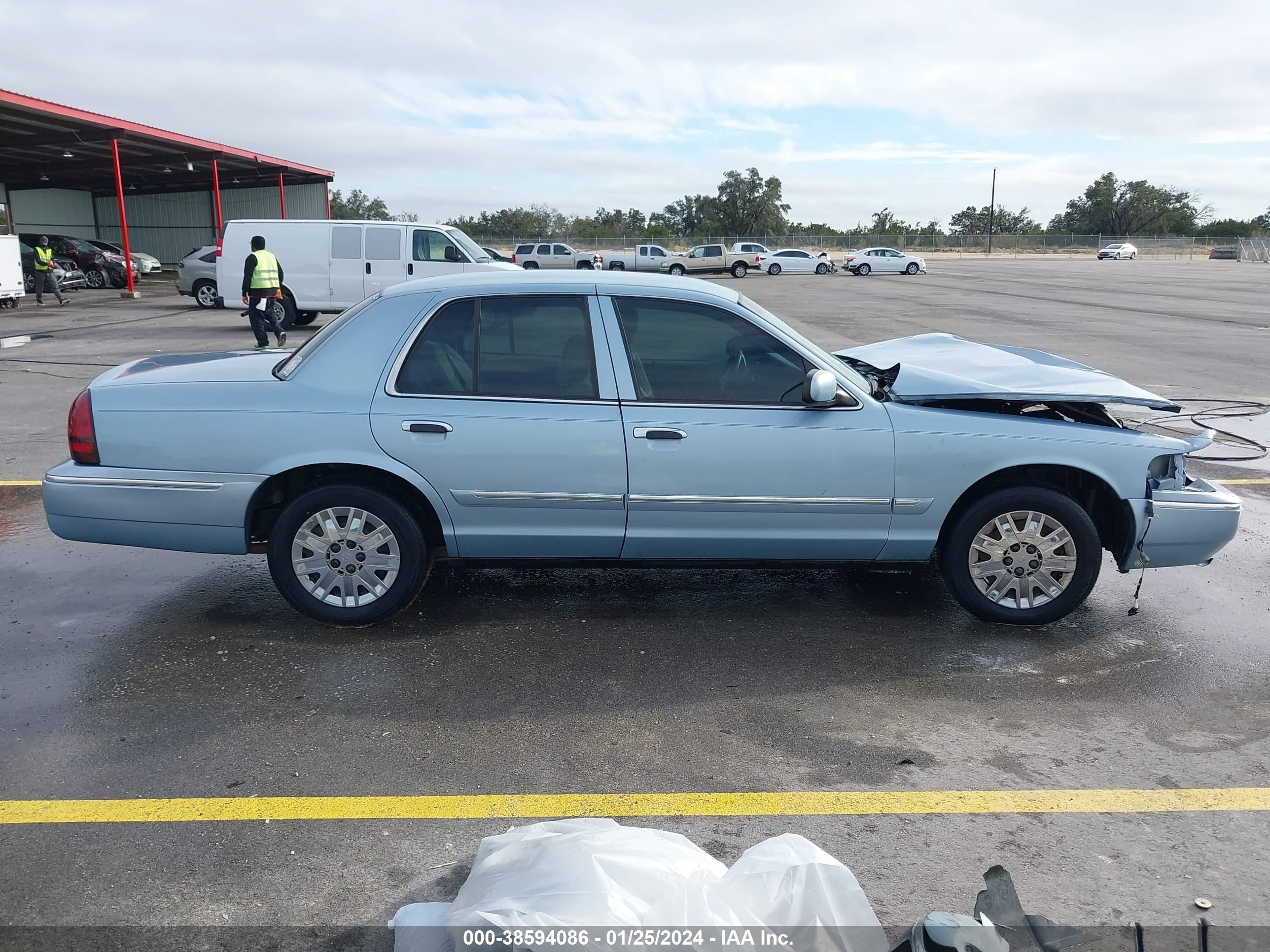 Photo 13 VIN: 2MEFM74VX8X604762 - MERCURY GRAND MARQUIS 