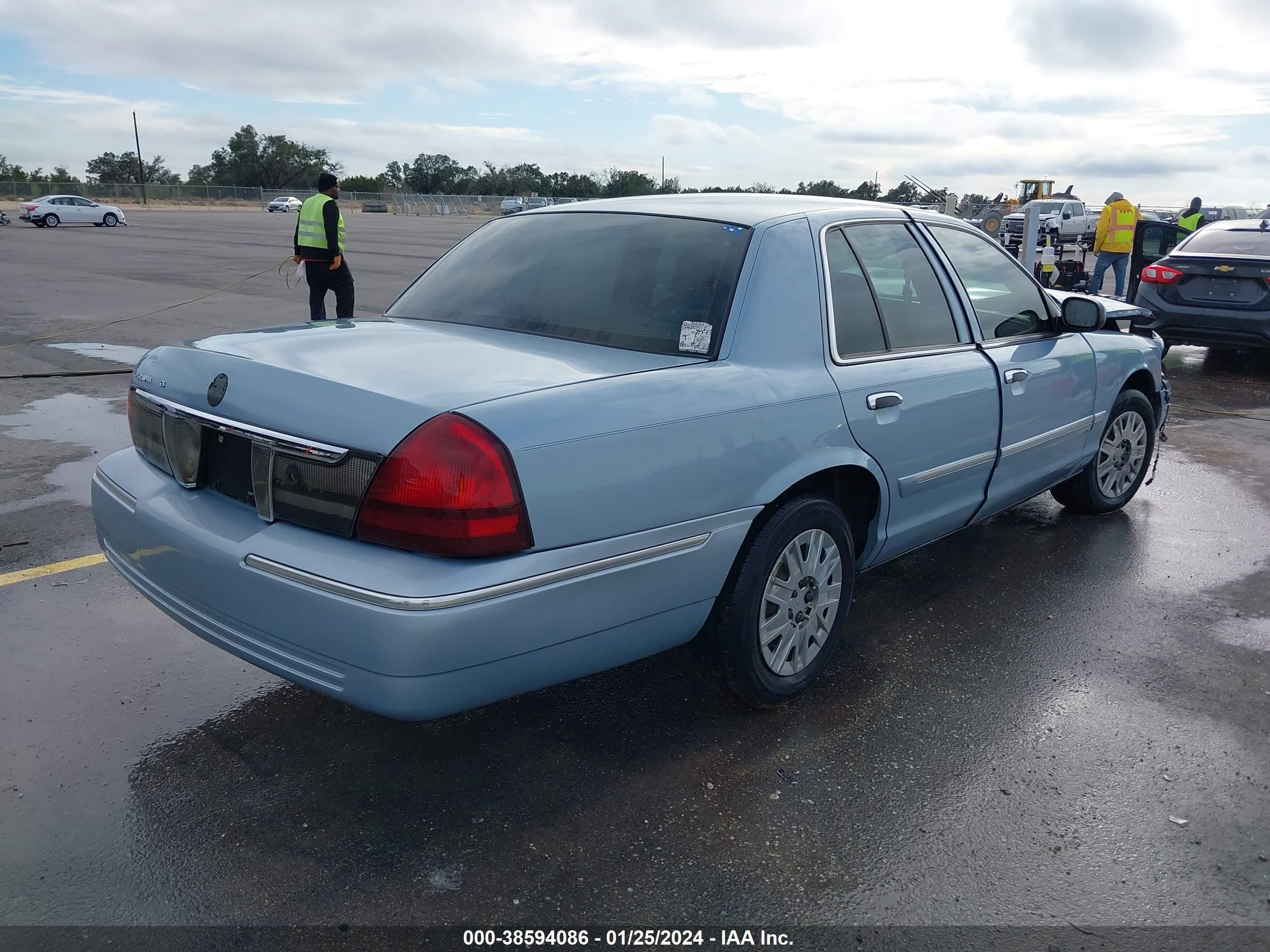 Photo 3 VIN: 2MEFM74VX8X604762 - MERCURY GRAND MARQUIS 