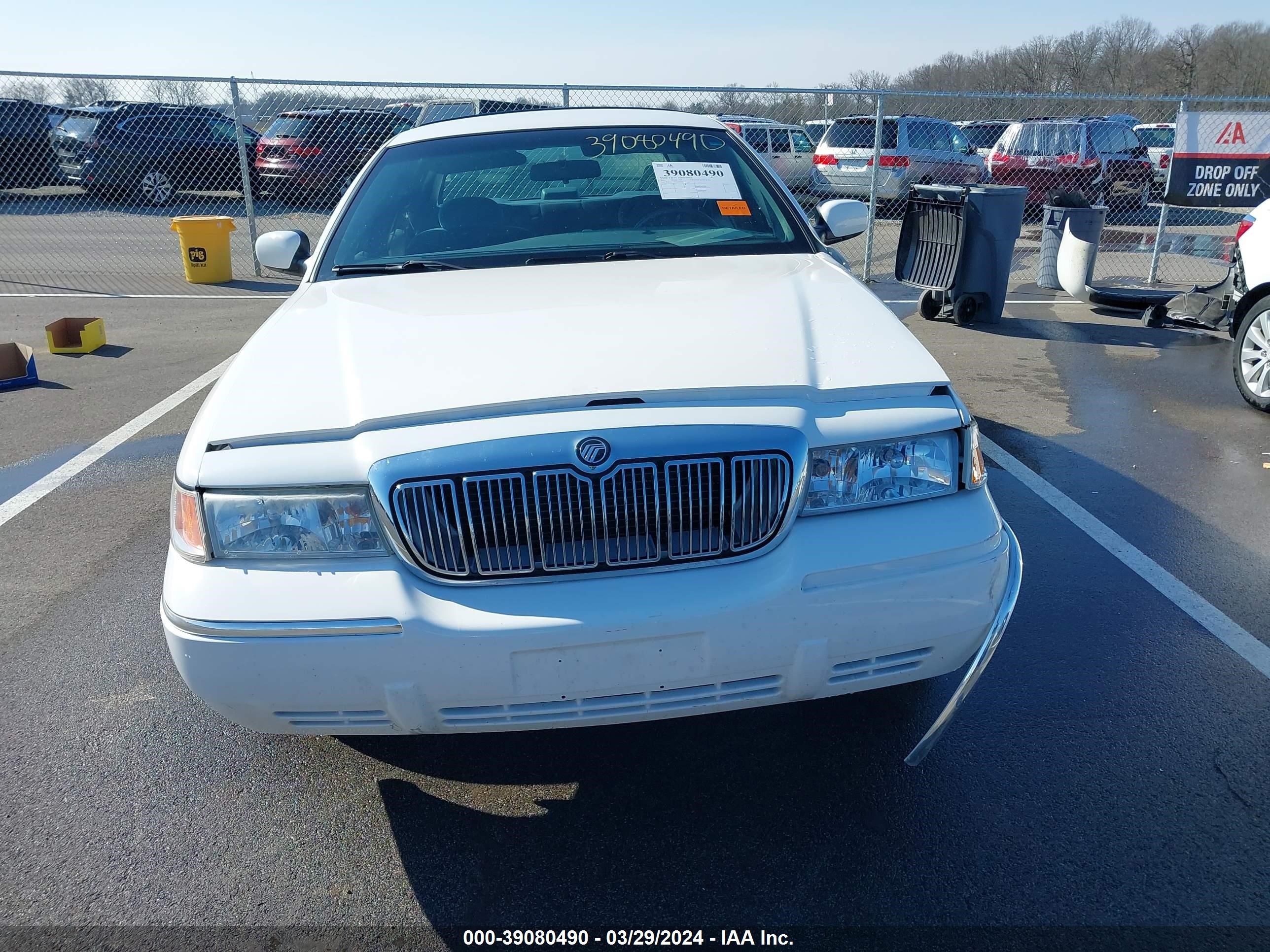 Photo 12 VIN: 2MEFM74W01X701936 - MERCURY GRAND MARQUIS 