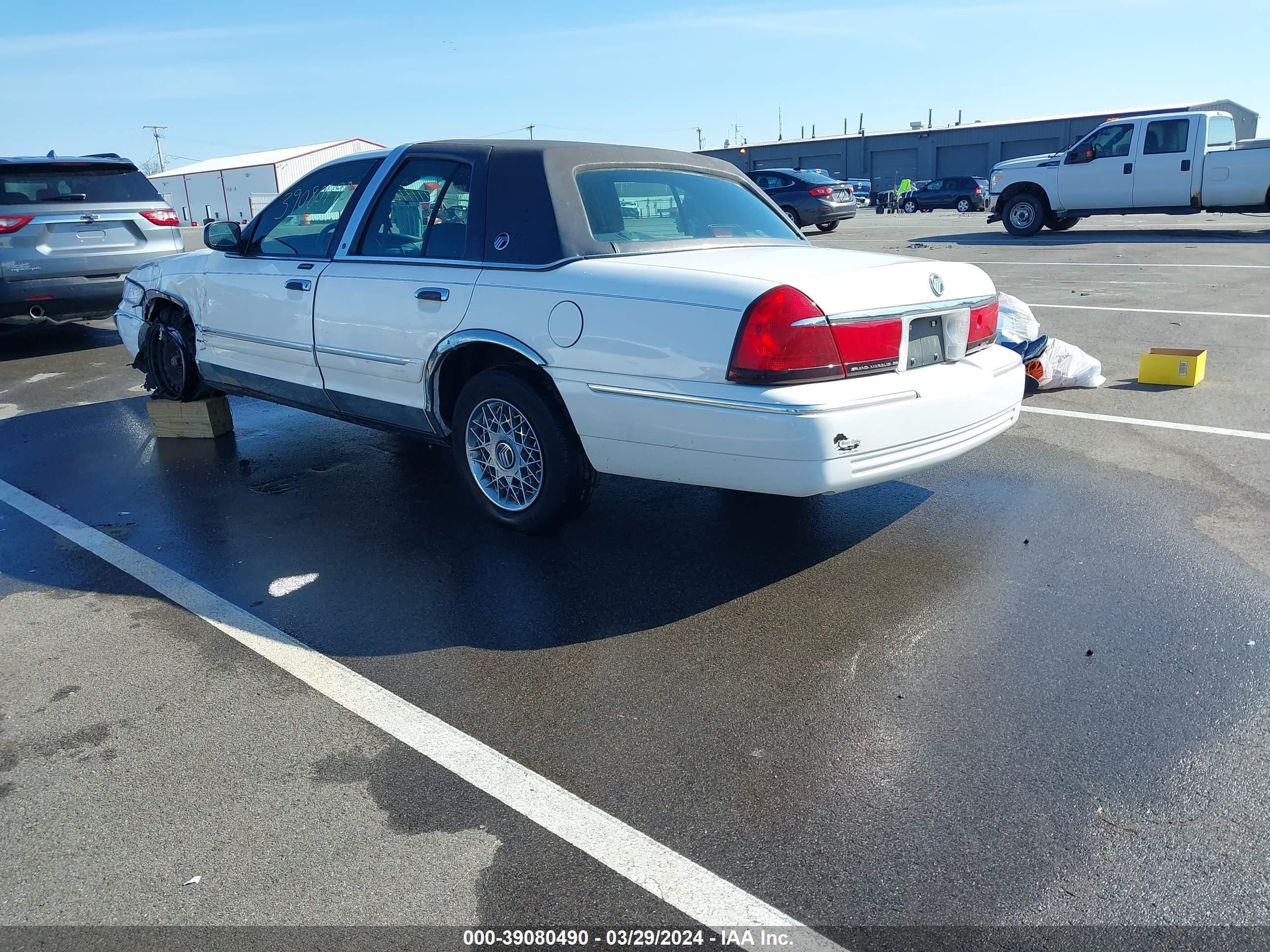 Photo 2 VIN: 2MEFM74W01X701936 - MERCURY GRAND MARQUIS 