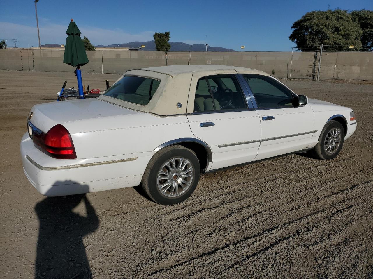 Photo 2 VIN: 2MEFM74W03X607445 - MERCURY GRAND MARQUIS 