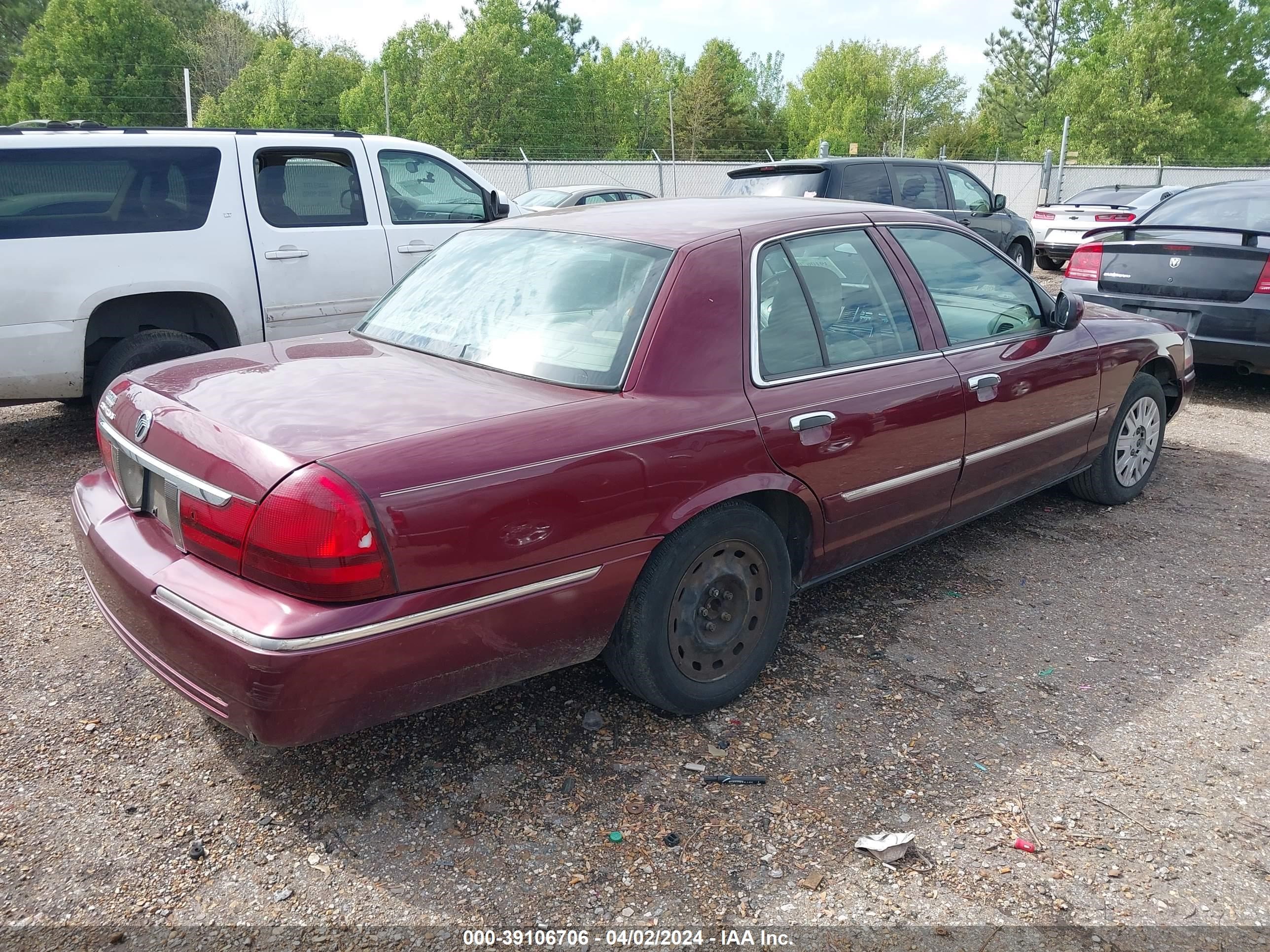 Photo 3 VIN: 2MEFM74W04X668151 - MERCURY GRAND MARQUIS 