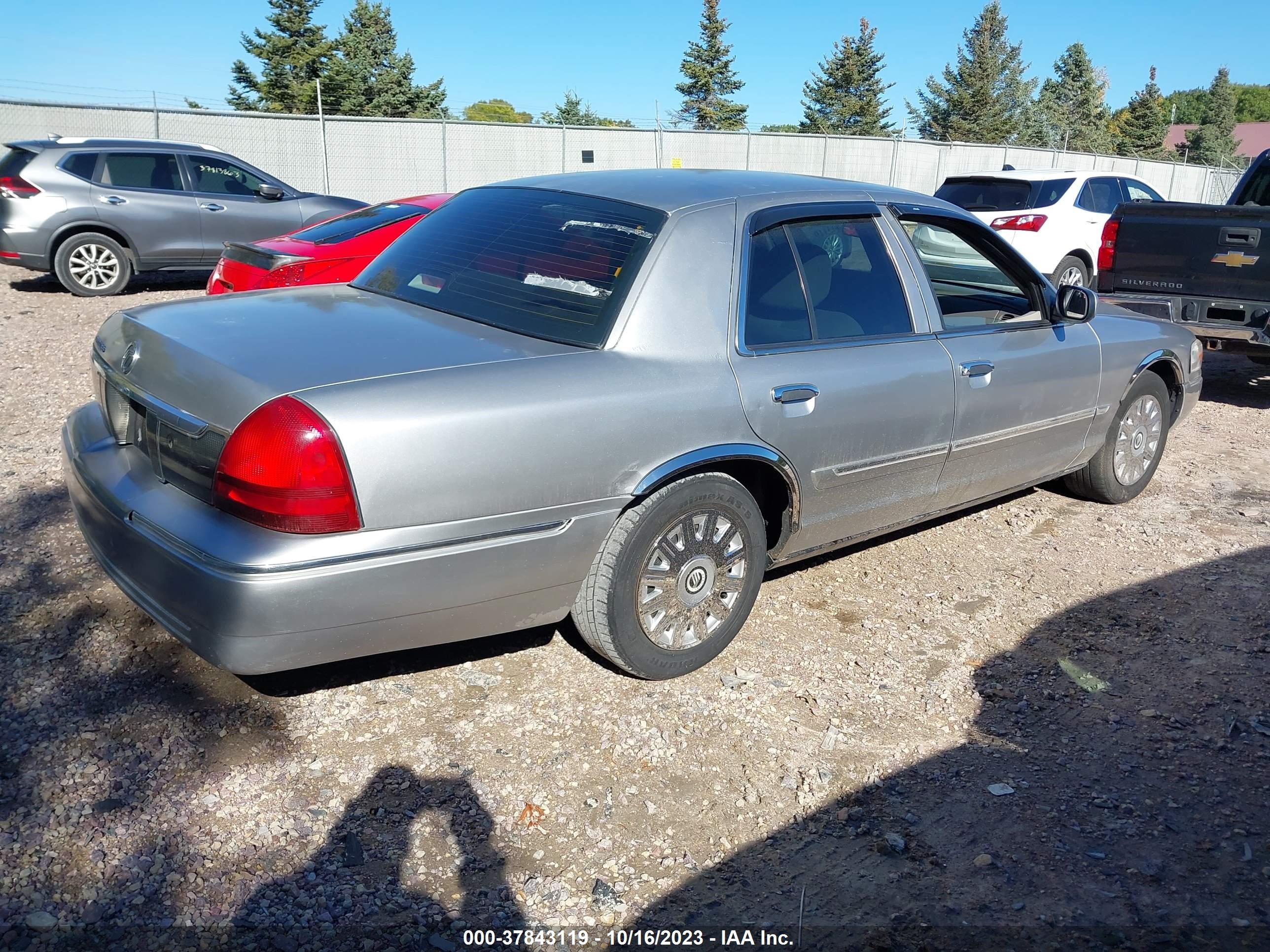 Photo 3 VIN: 2MEFM74W06X625271 - MERCURY GRAND MARQUIS 