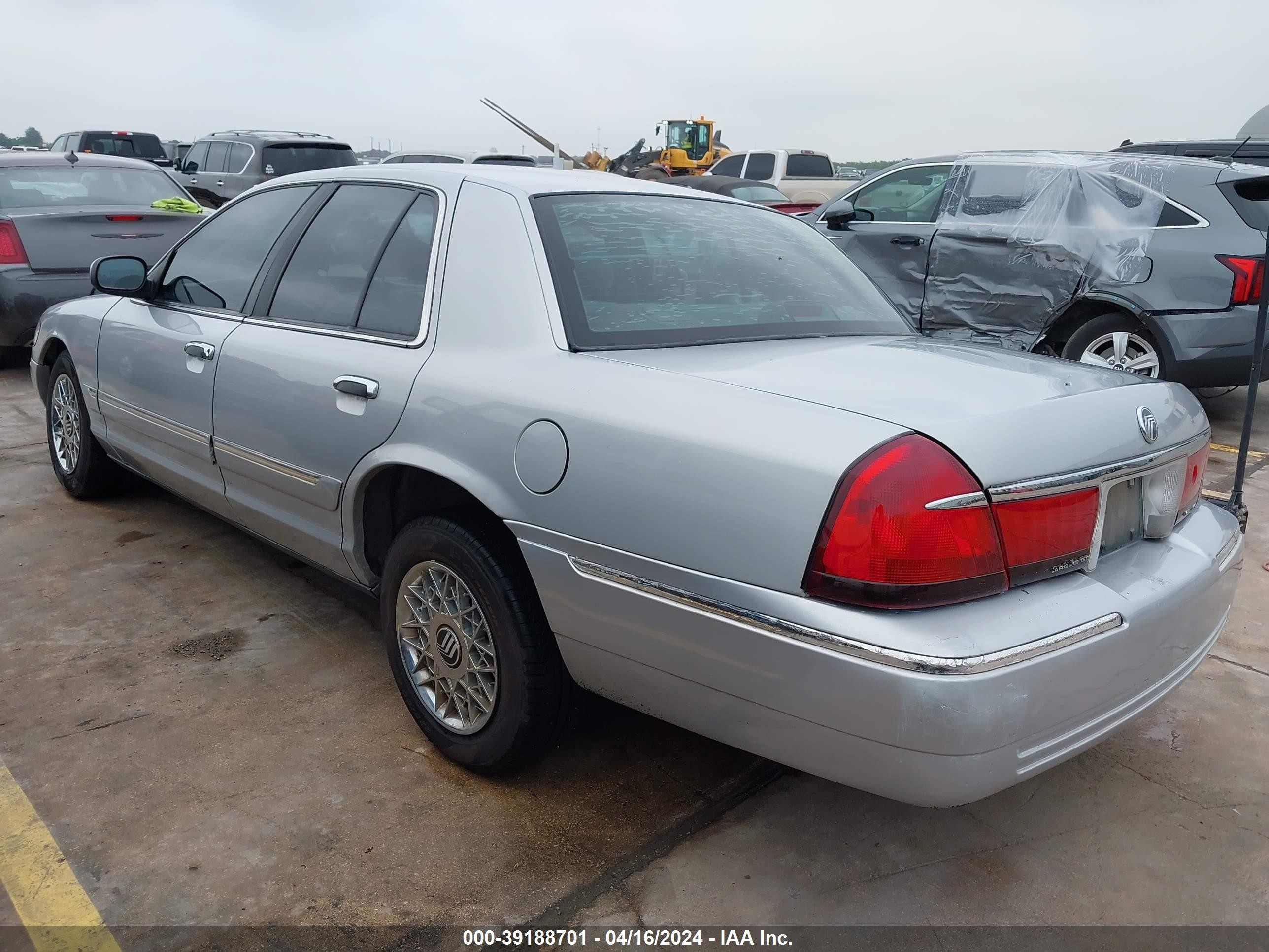 Photo 2 VIN: 2MEFM74W11X607869 - MERCURY GRAND MARQUIS 