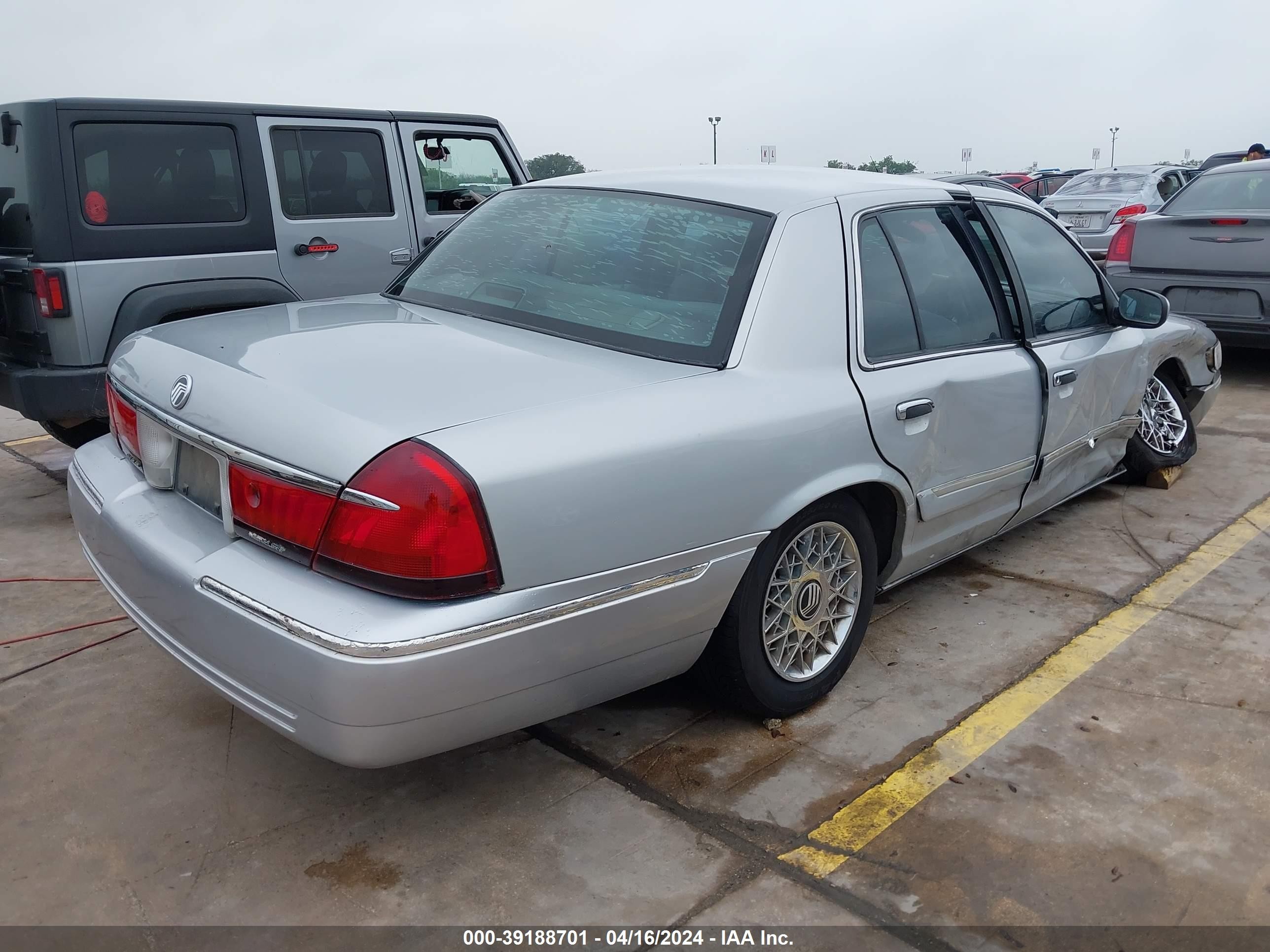 Photo 3 VIN: 2MEFM74W11X607869 - MERCURY GRAND MARQUIS 