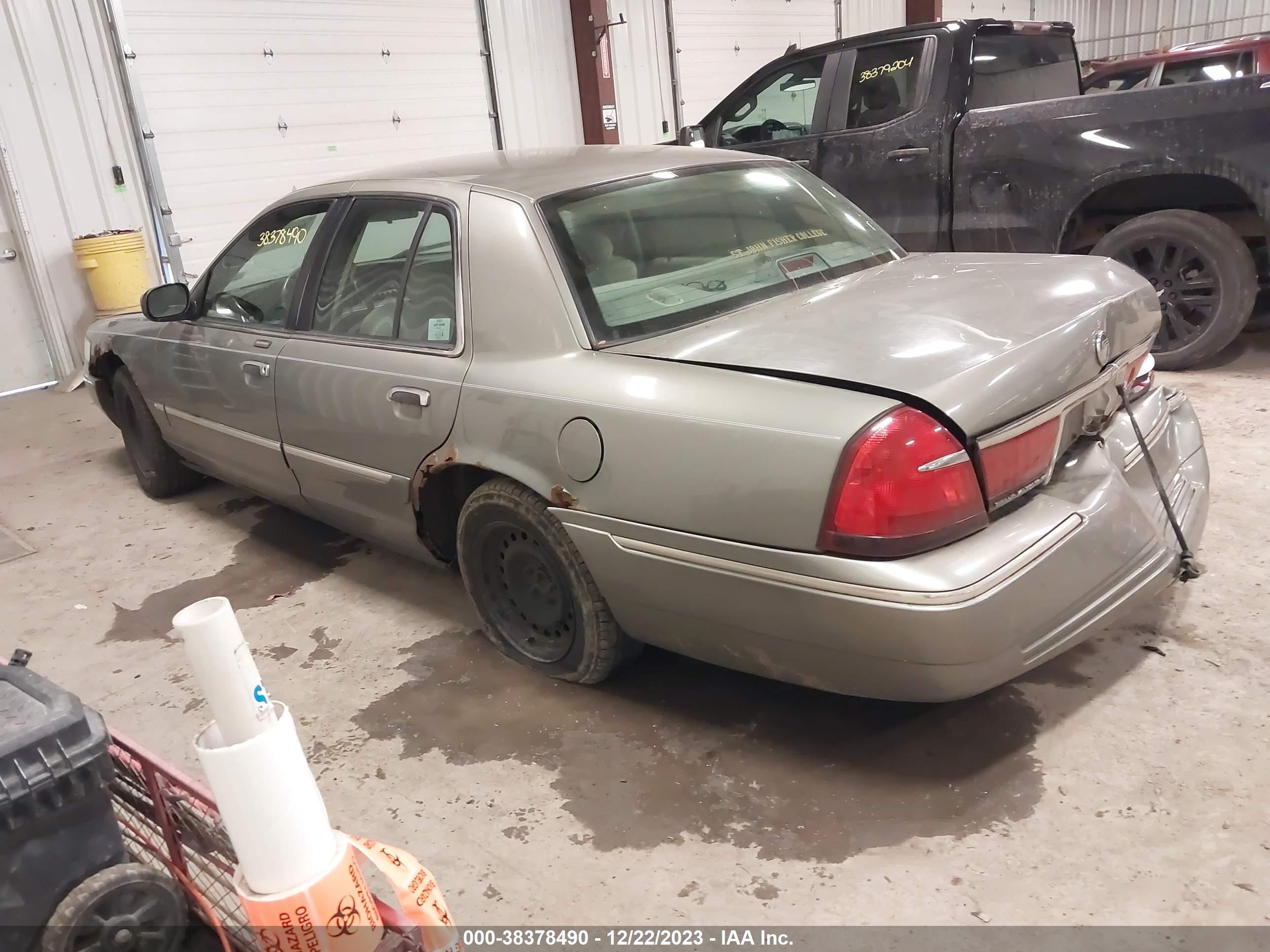 Photo 2 VIN: 2MEFM74W11X646218 - MERCURY GRAND MARQUIS 