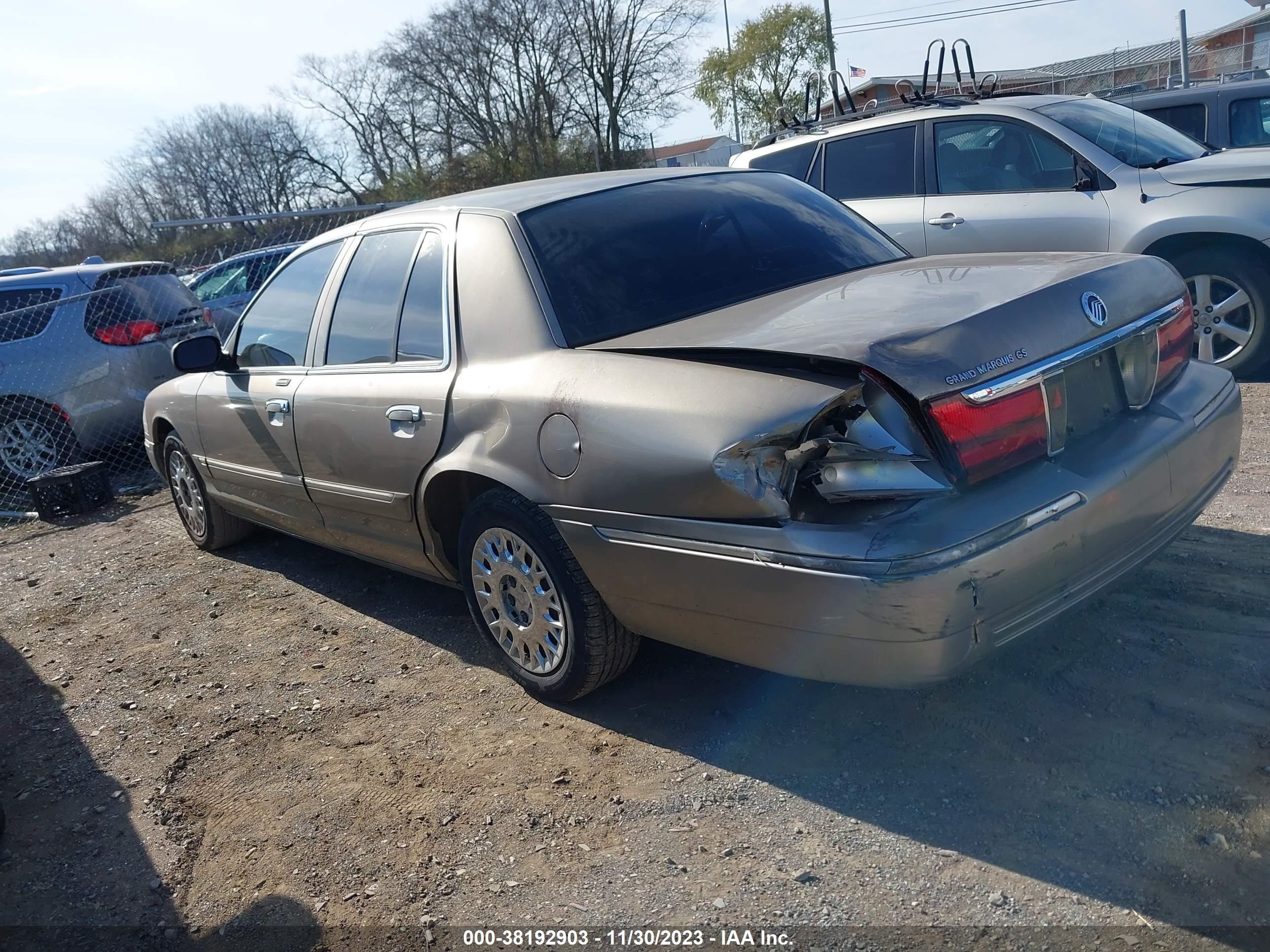 Photo 2 VIN: 2MEFM74W13X685409 - MERCURY GRAND MARQUIS 