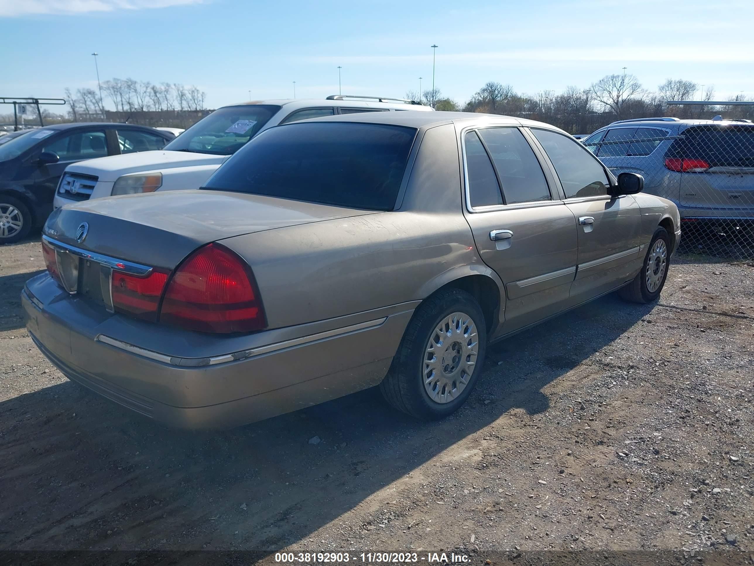 Photo 3 VIN: 2MEFM74W13X685409 - MERCURY GRAND MARQUIS 