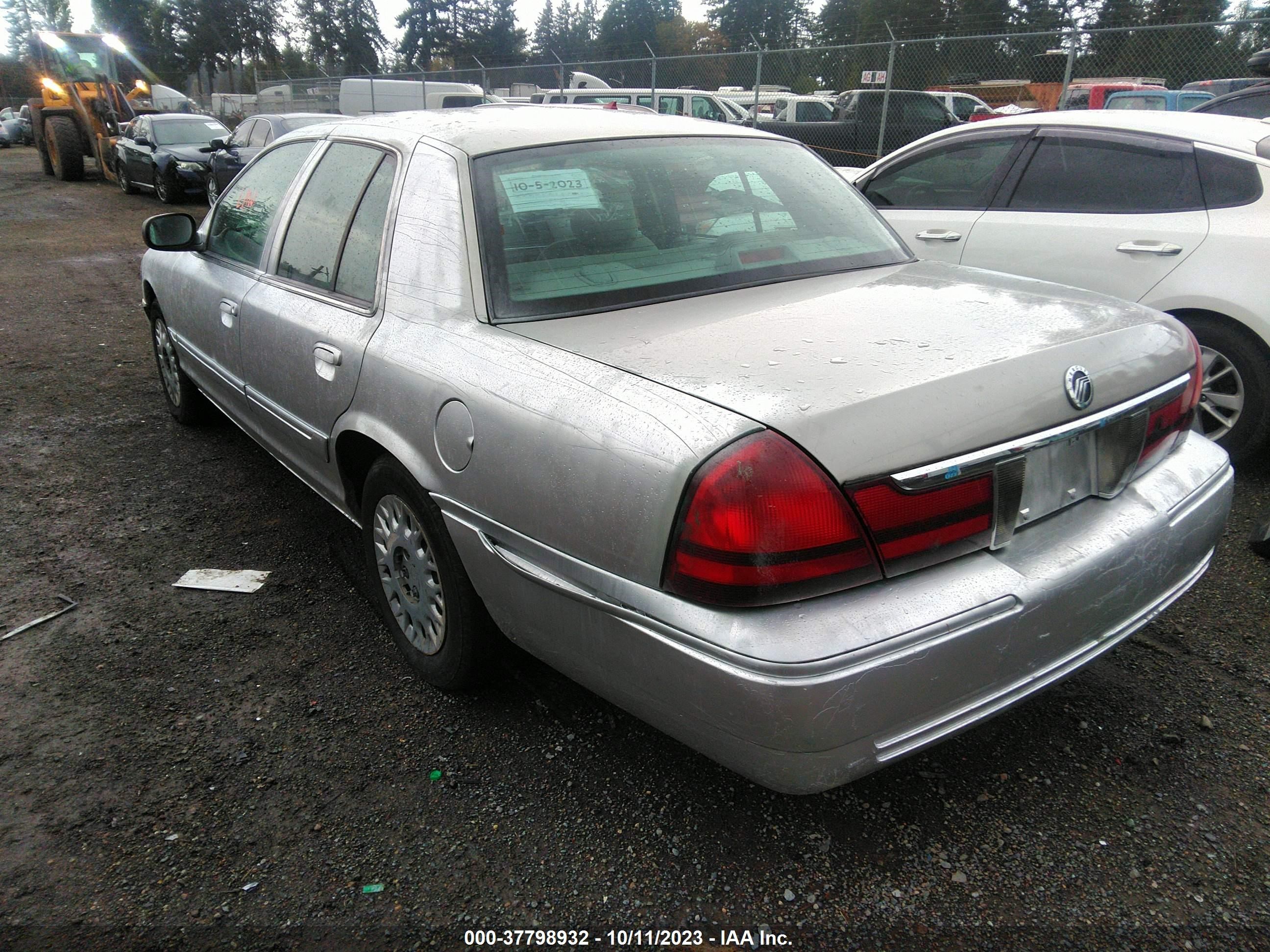 Photo 2 VIN: 2MEFM74W13X688729 - MERCURY GRAND MARQUIS 