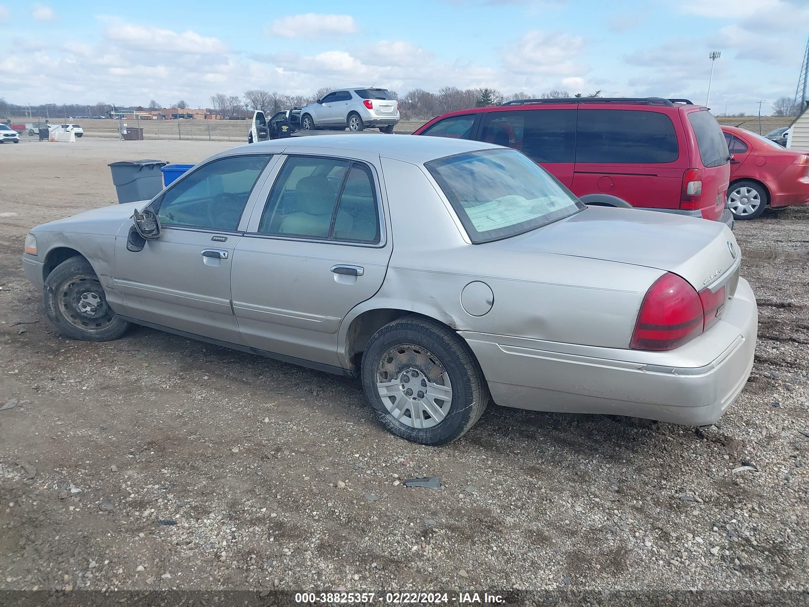 Photo 2 VIN: 2MEFM74W14X694421 - MERCURY GRAND MARQUIS 