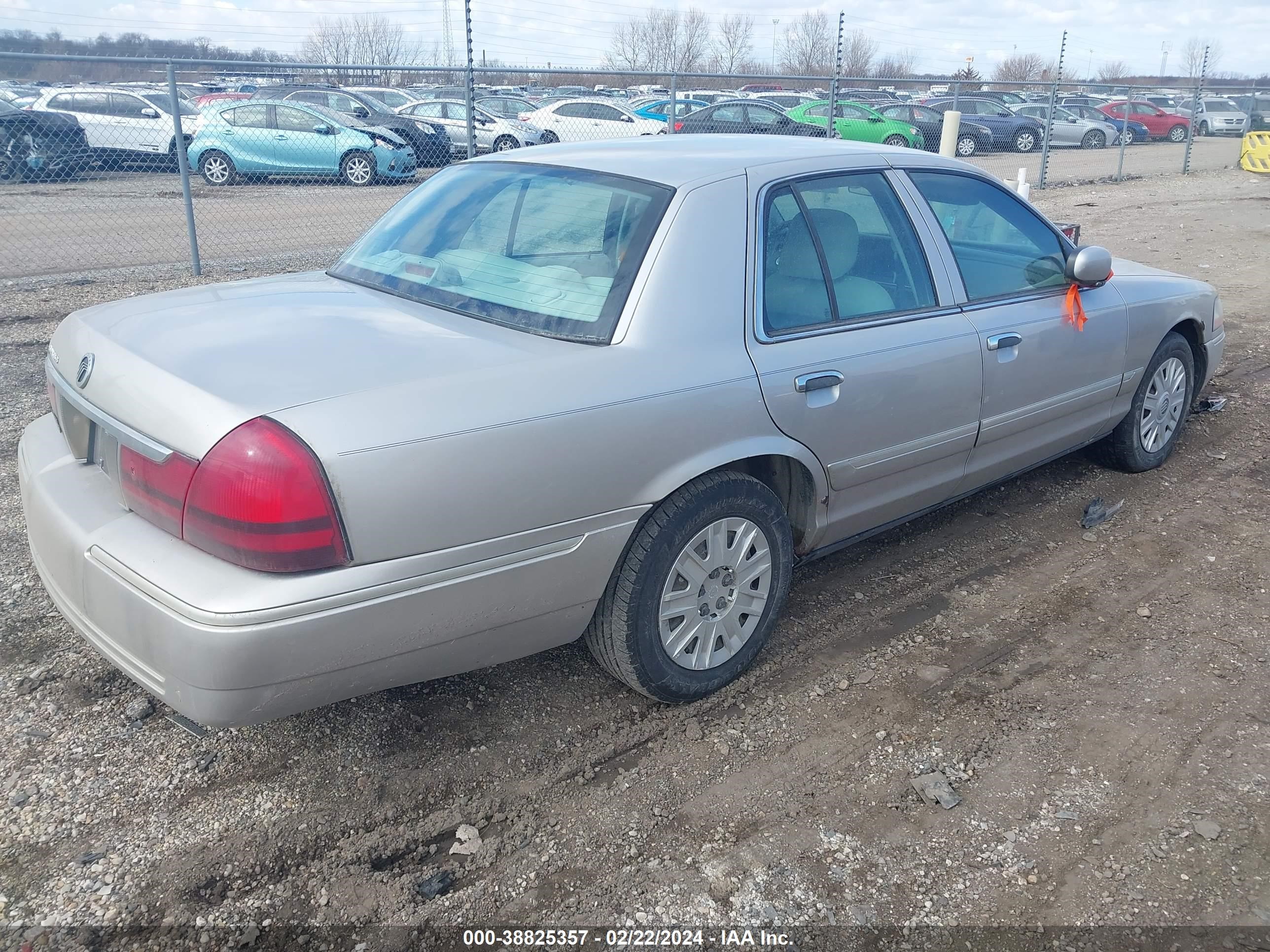 Photo 3 VIN: 2MEFM74W14X694421 - MERCURY GRAND MARQUIS 