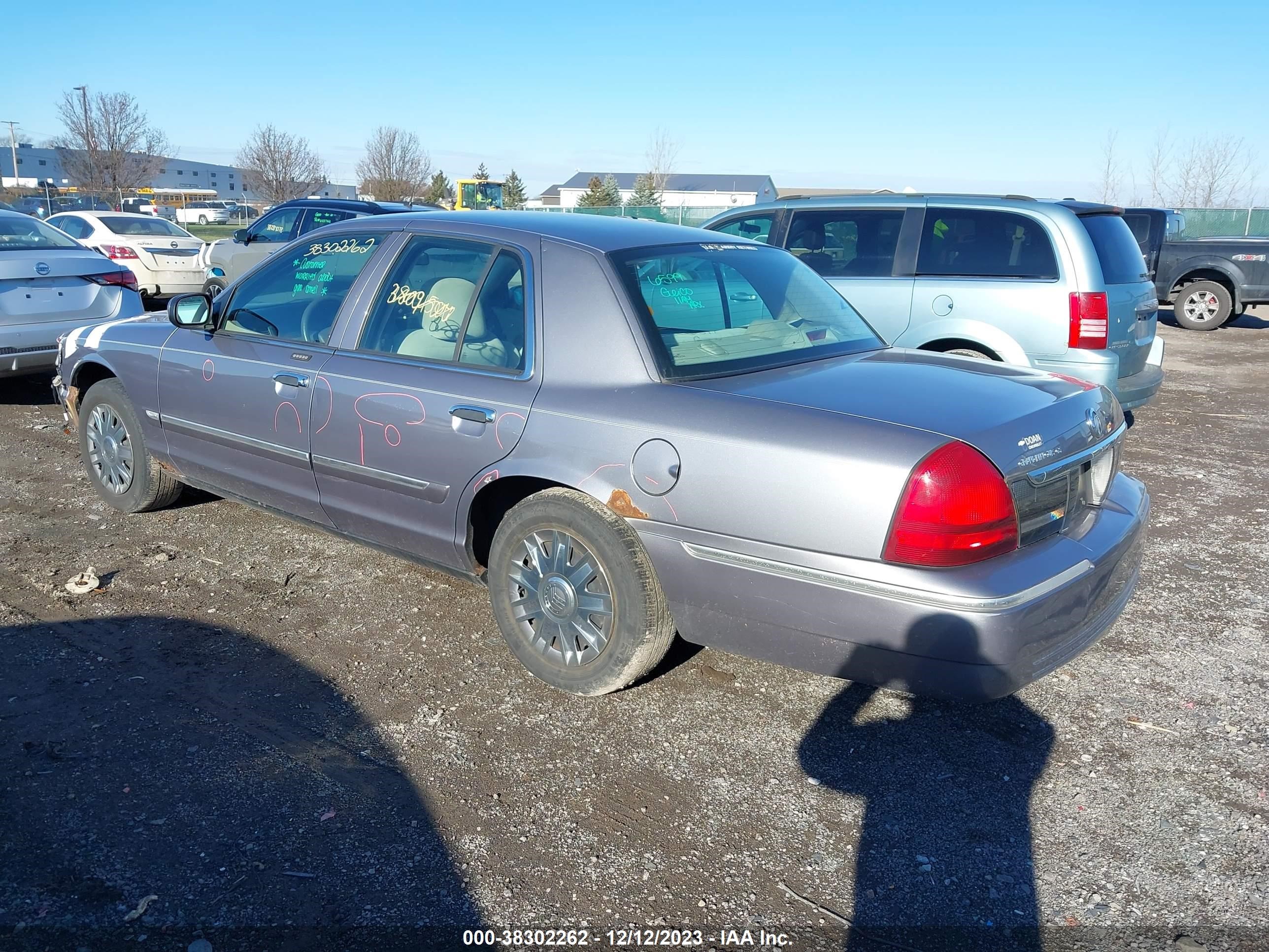 Photo 2 VIN: 2MEFM74W16X611170 - MERCURY GRAND MARQUIS 