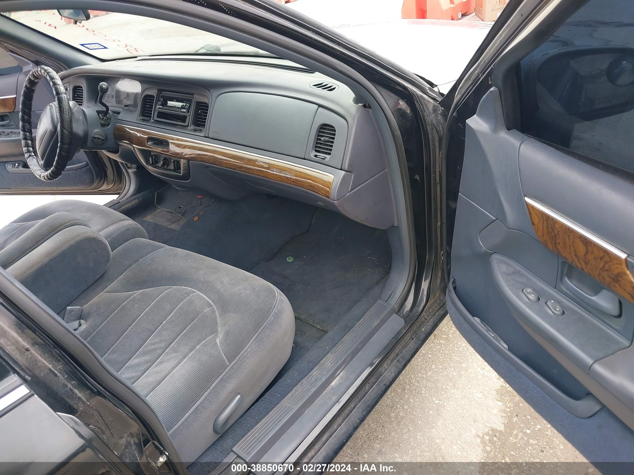 Photo 4 VIN: 2MEFM74W1WX664810 - MERCURY GRAND MARQUIS 