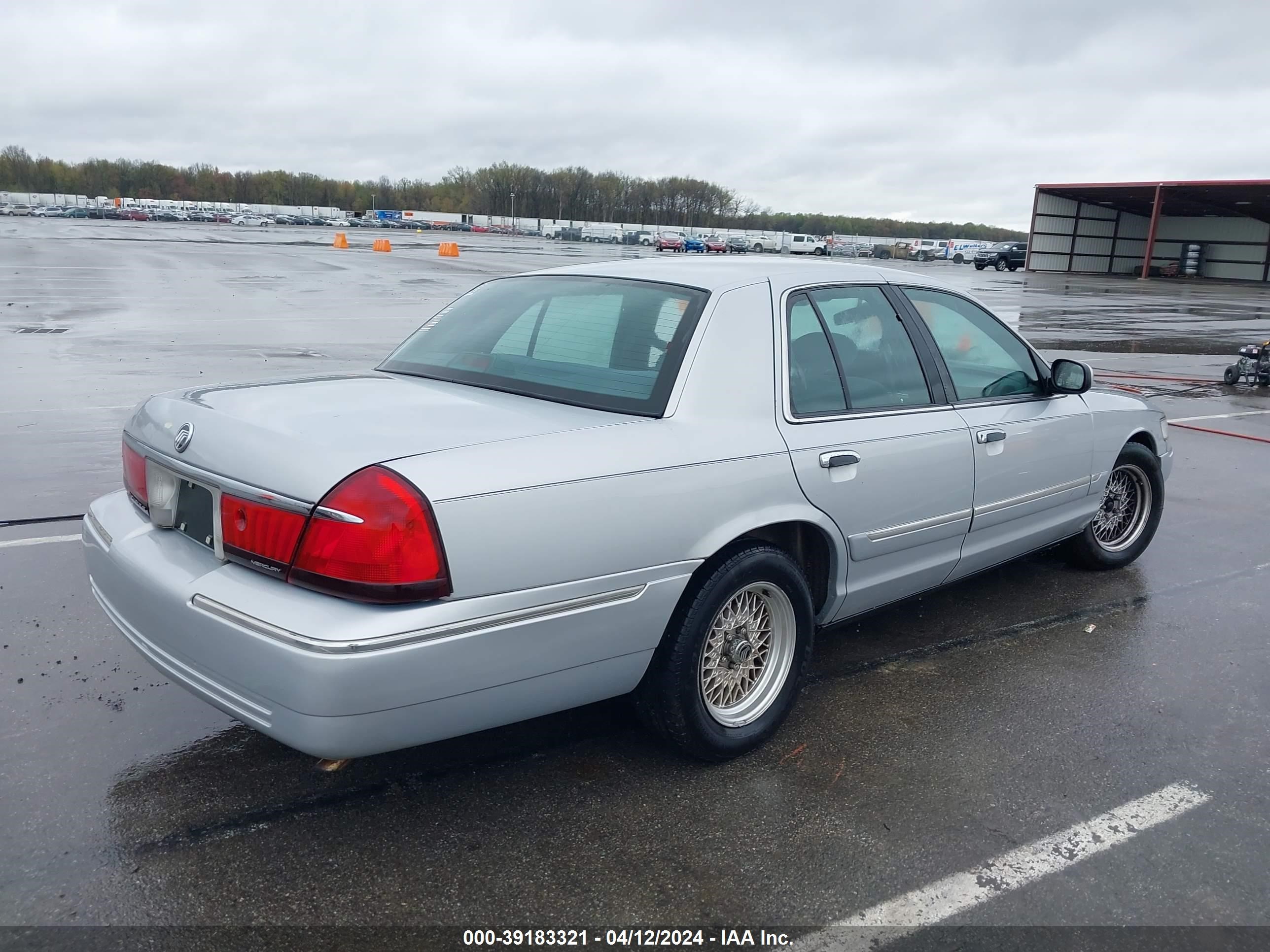 Photo 3 VIN: 2MEFM74W1XX653646 - MERCURY GRAND MARQUIS 