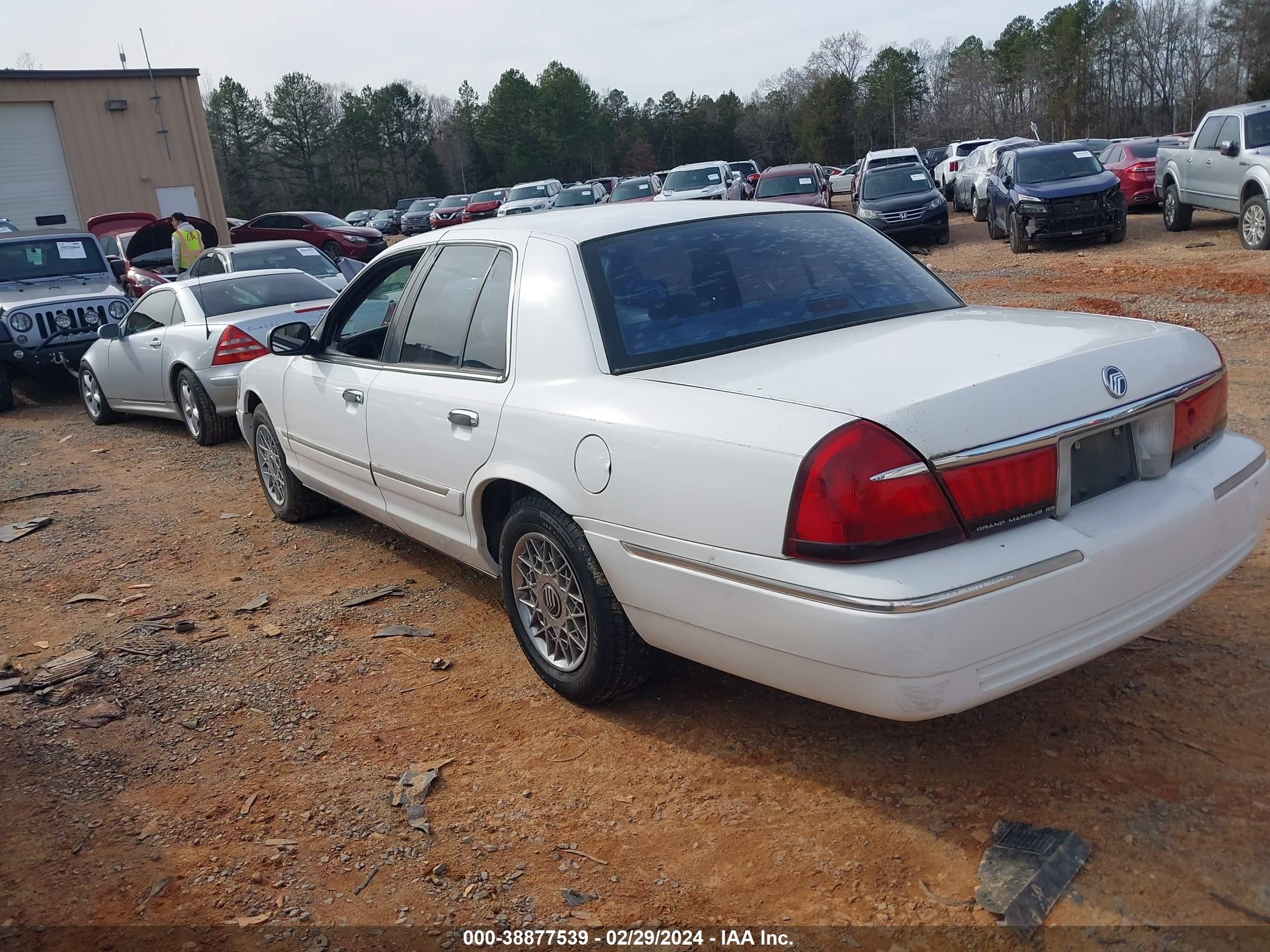 Photo 2 VIN: 2MEFM74W1YX666091 - MERCURY GRAND MARQUIS 