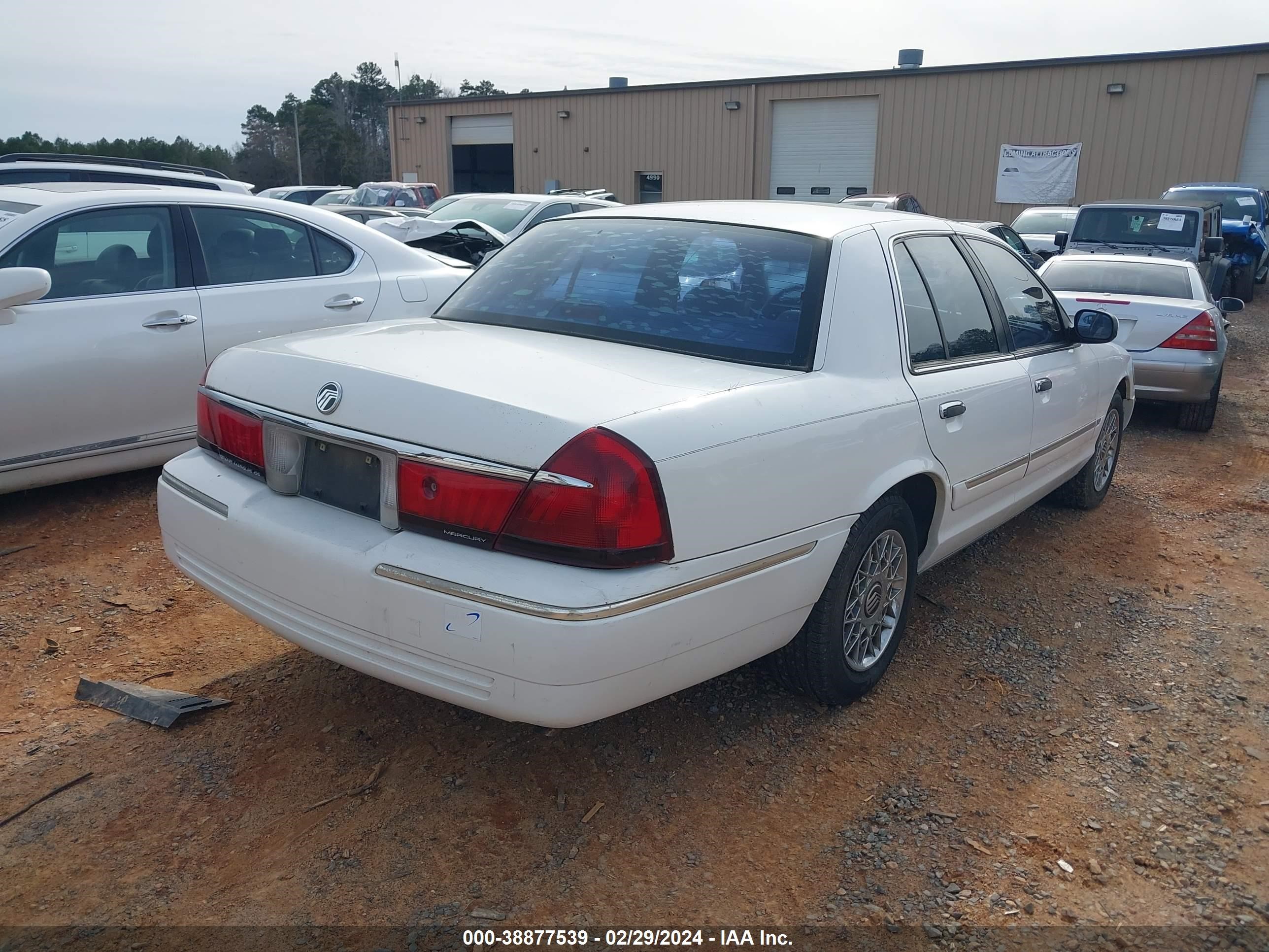 Photo 3 VIN: 2MEFM74W1YX666091 - MERCURY GRAND MARQUIS 