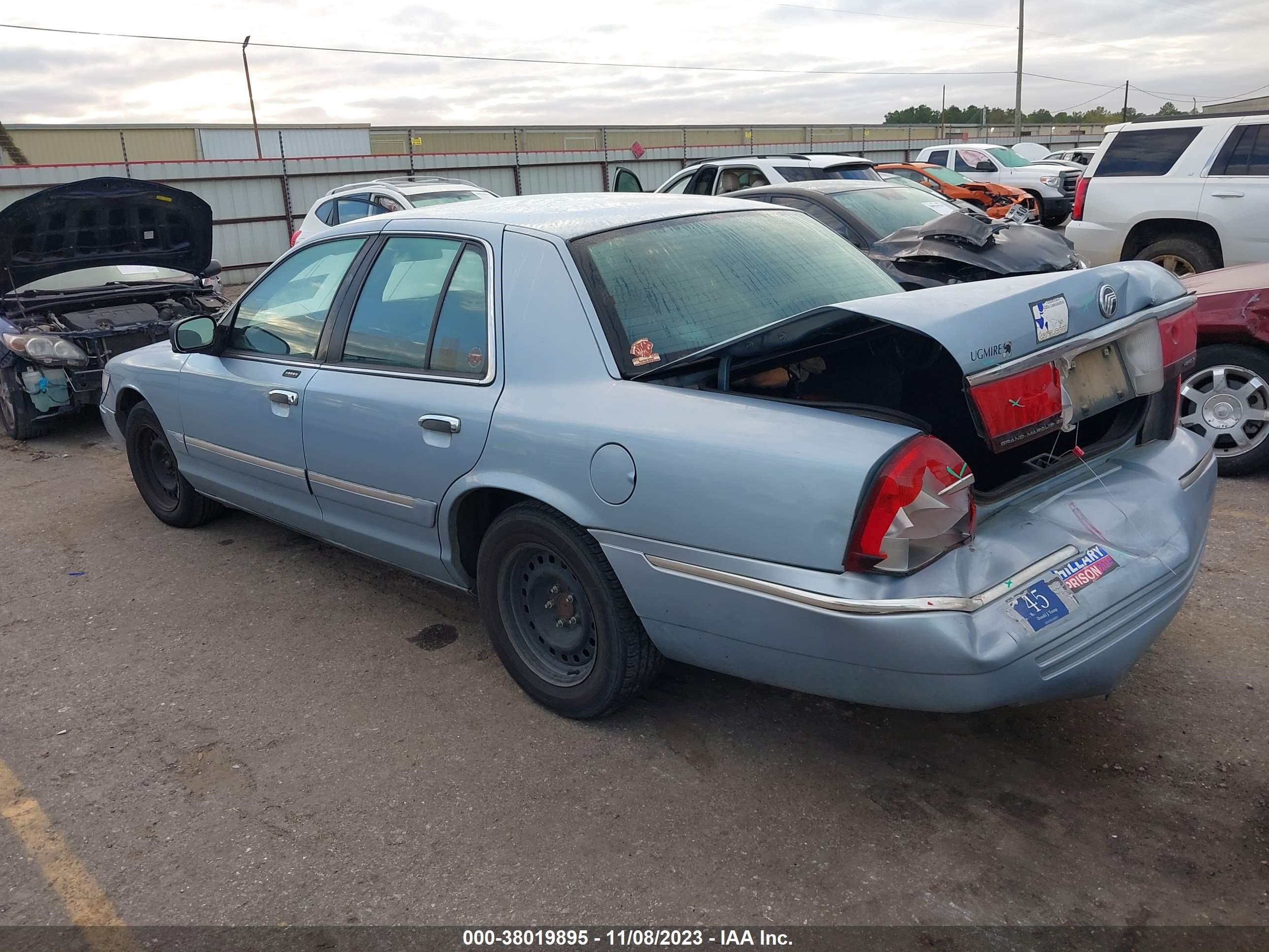 Photo 2 VIN: 2MEFM74W1YX683893 - MERCURY GRAND MARQUIS 