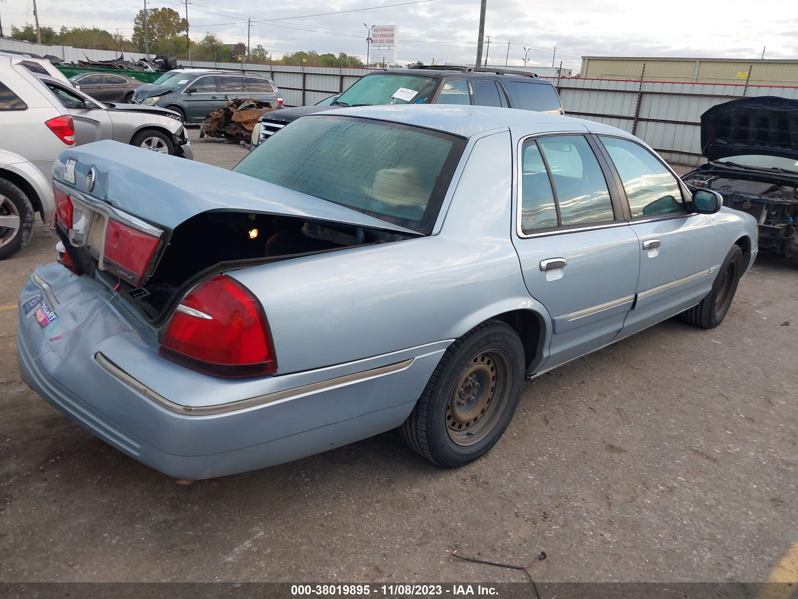 Photo 3 VIN: 2MEFM74W1YX683893 - MERCURY GRAND MARQUIS 