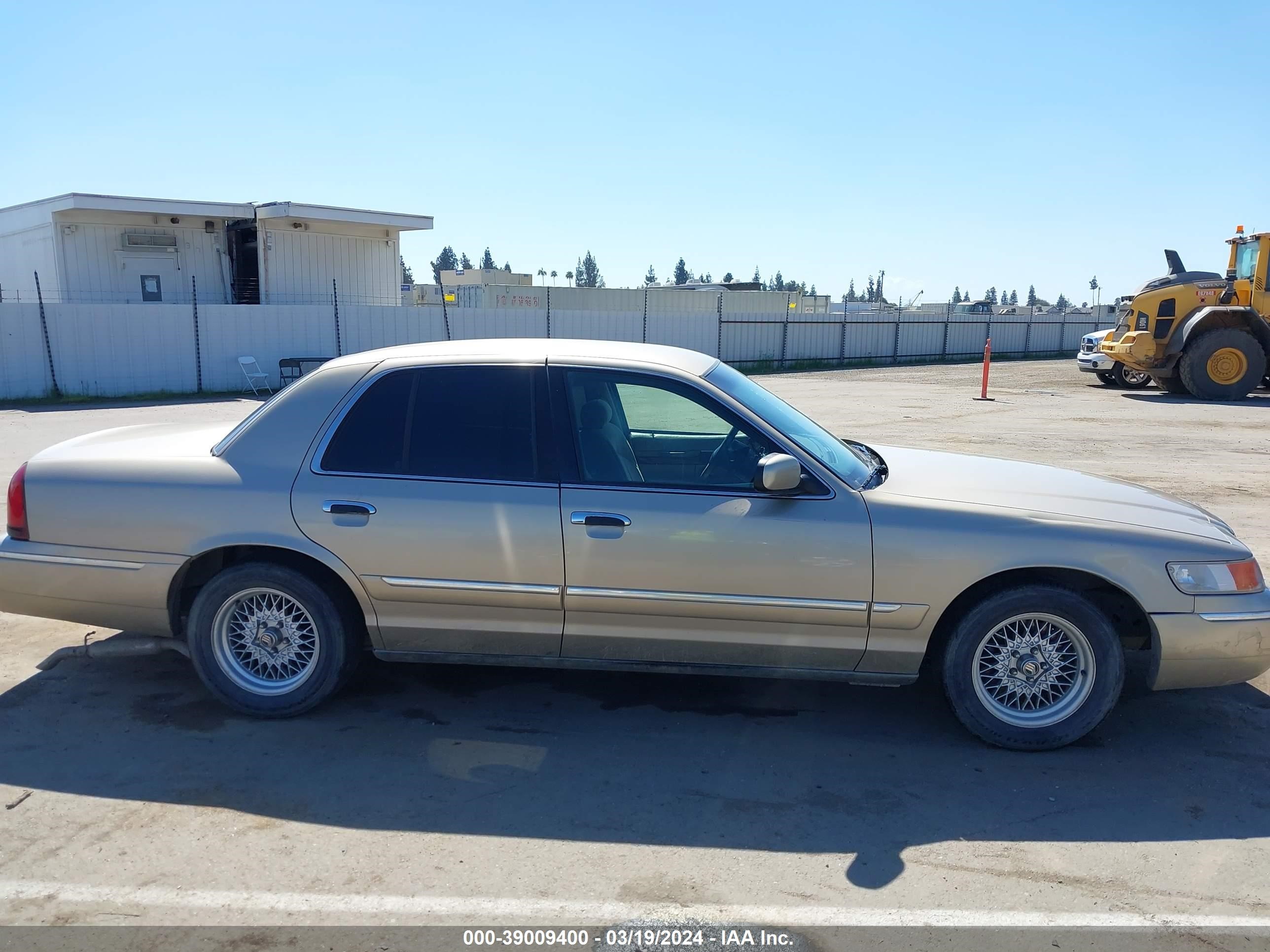 Photo 12 VIN: 2MEFM74W1YX737354 - MERCURY GRAND MARQUIS 