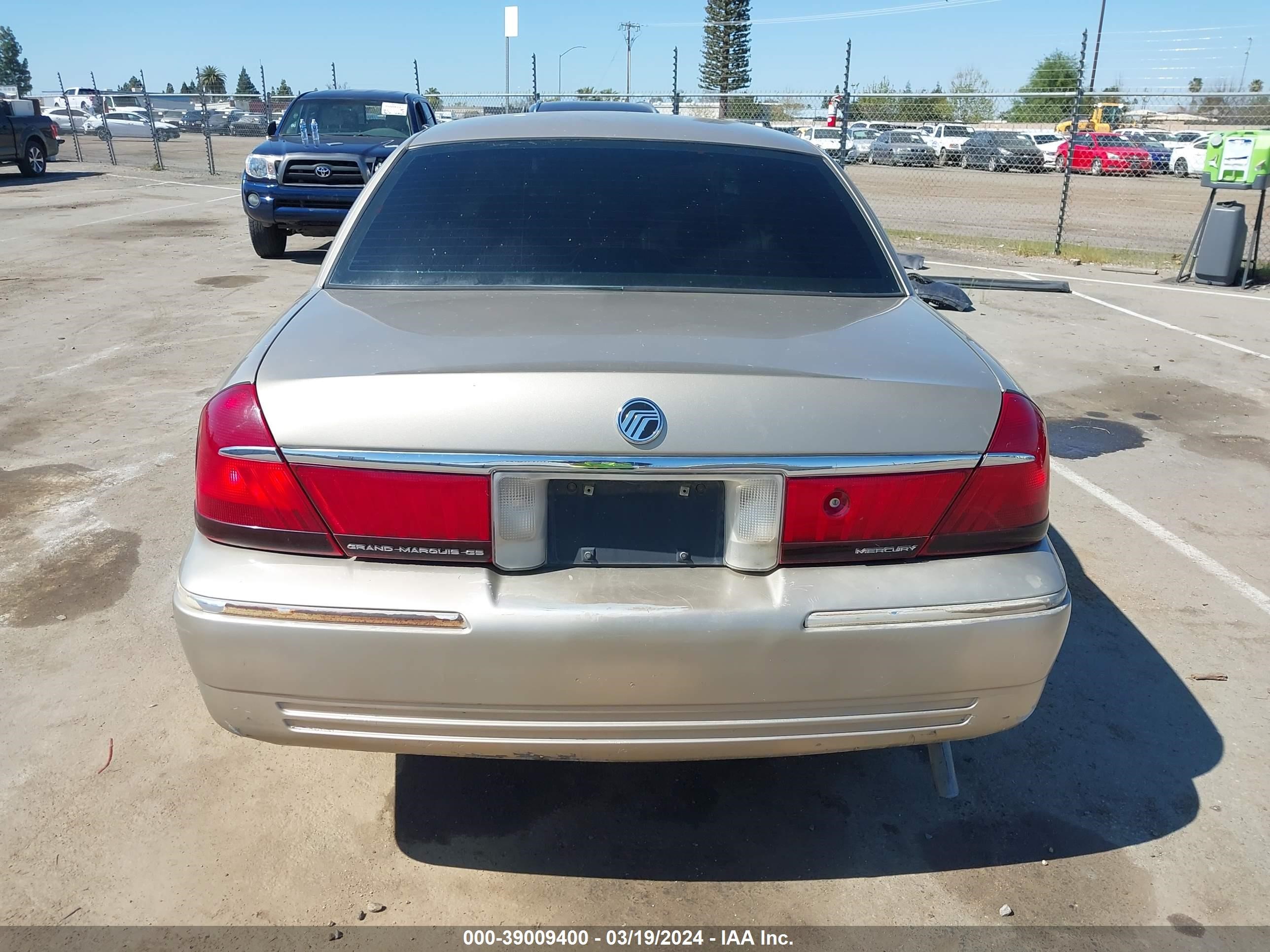 Photo 15 VIN: 2MEFM74W1YX737354 - MERCURY GRAND MARQUIS 