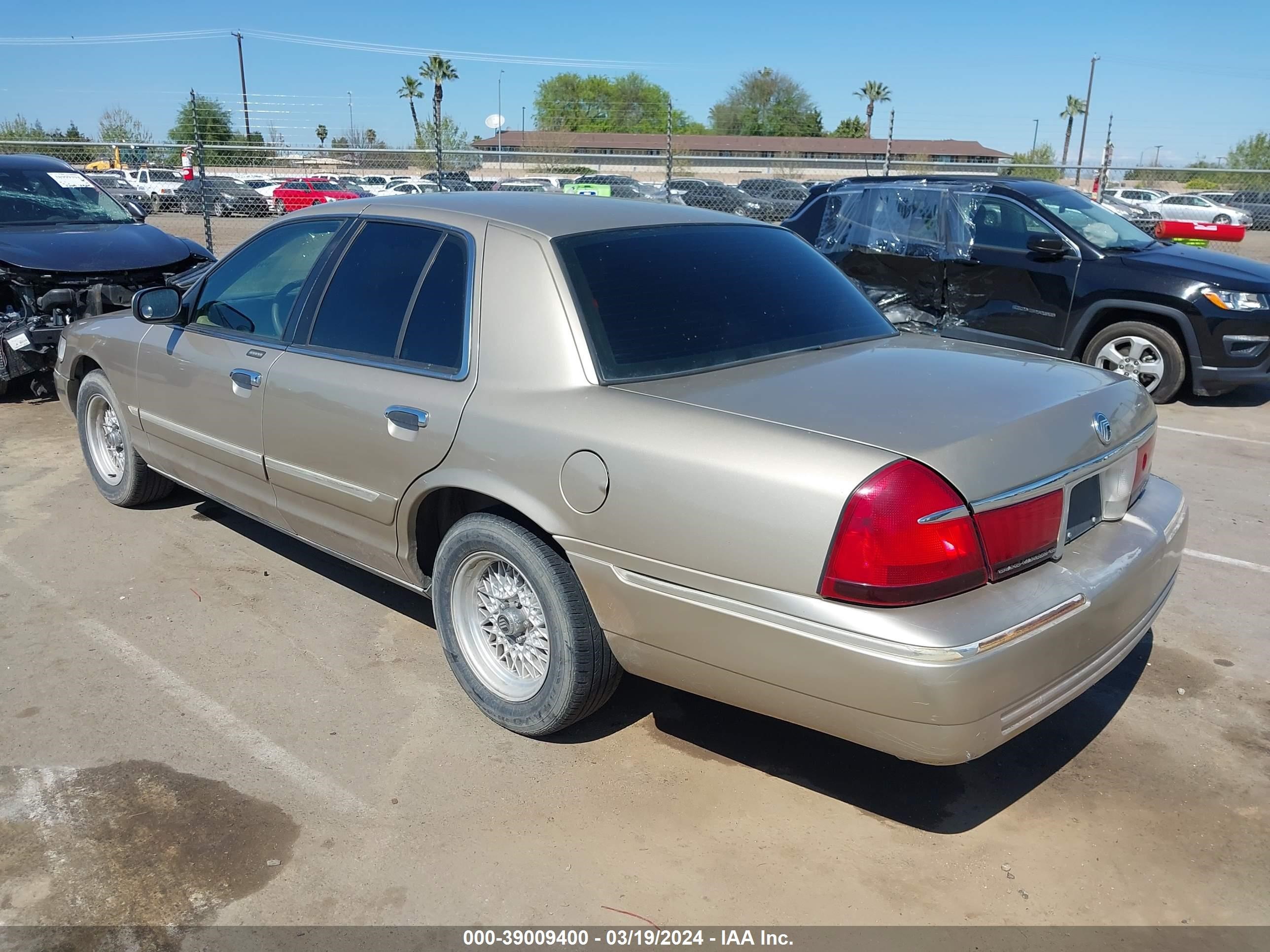 Photo 2 VIN: 2MEFM74W1YX737354 - MERCURY GRAND MARQUIS 