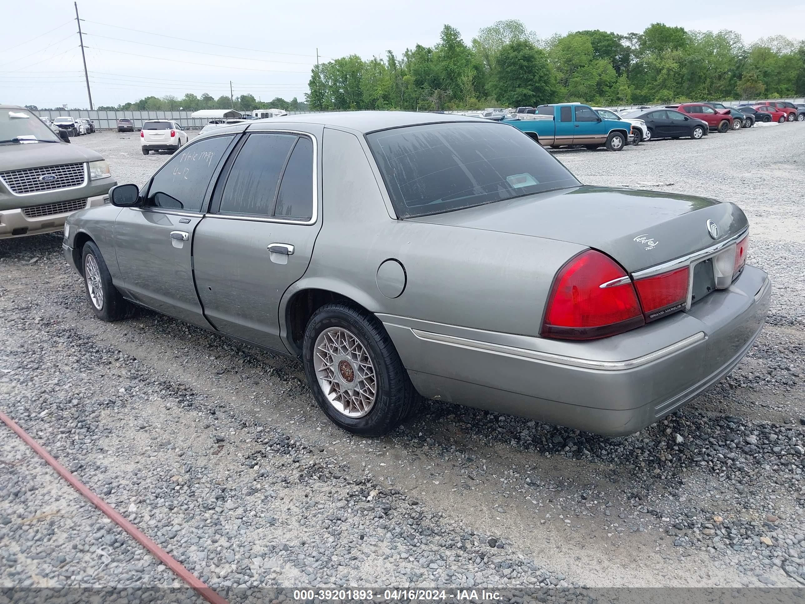 Photo 2 VIN: 2MEFM74W21X631033 - MERCURY GRAND MARQUIS 